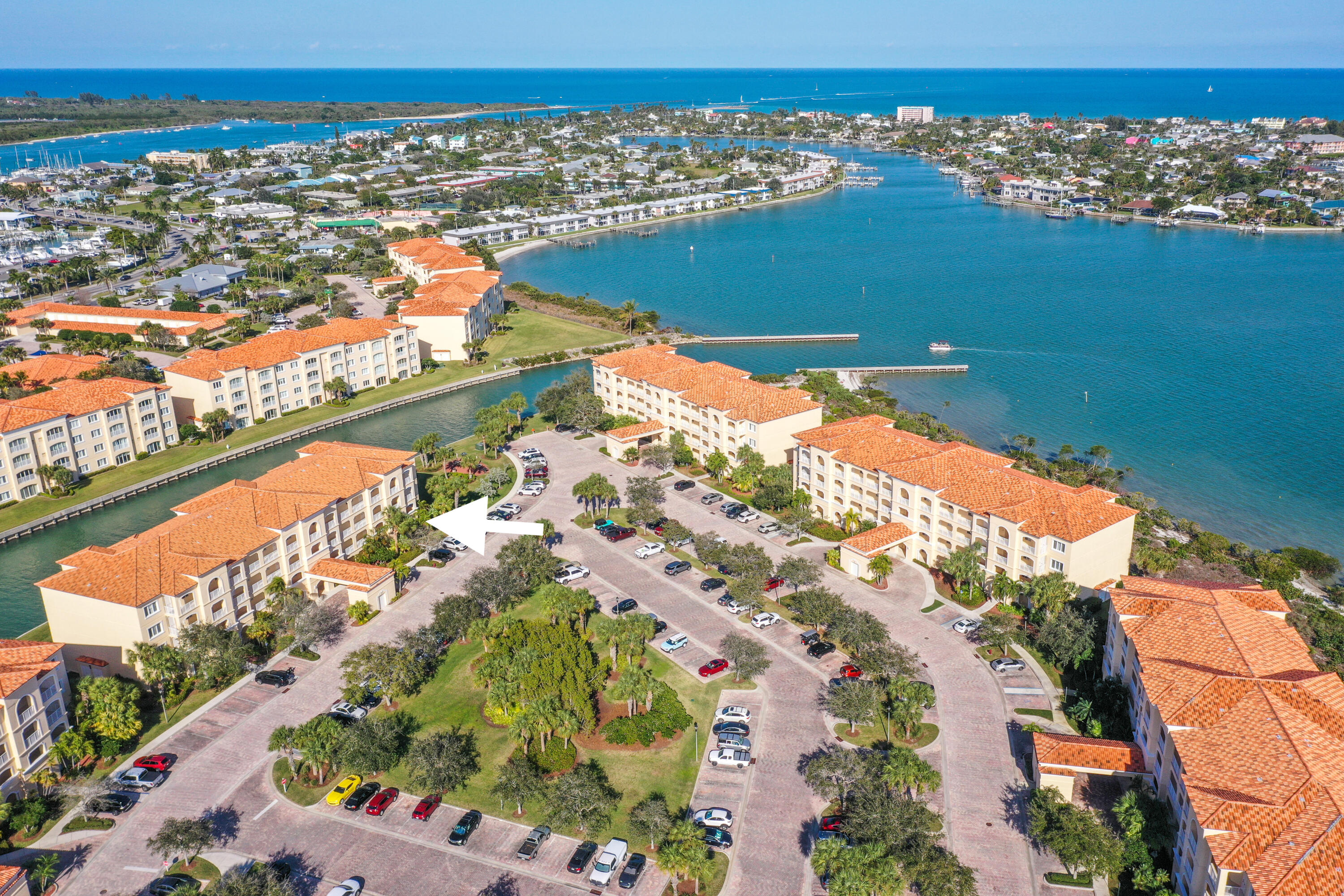 Watch boats coming in and out of marina. You won't believe the marine life you see from your sunroom! Watch boats coming in and out of marina. You won't believe the marine life you see from your sunroom!