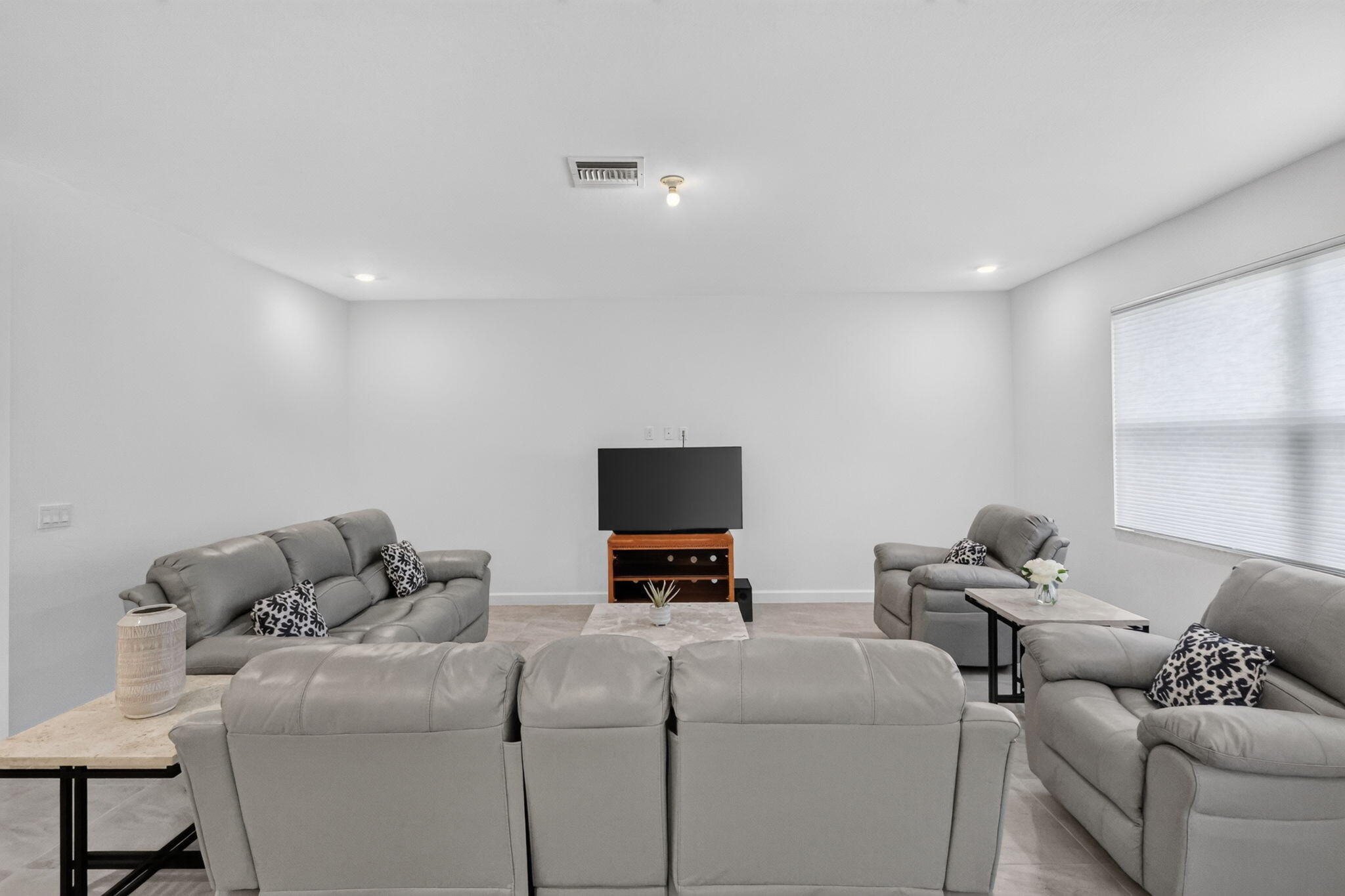 LIVING ROOM 5