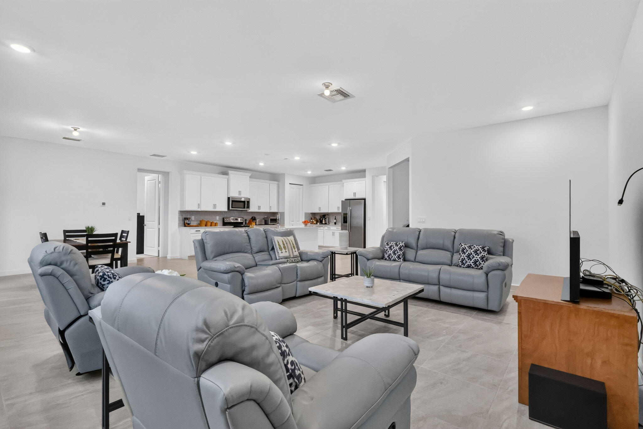 LIVING ROOM 4