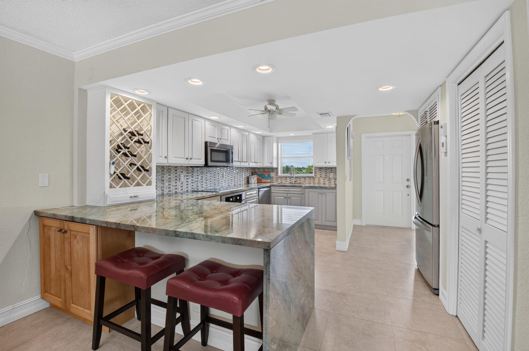 Peninsula to kitchen