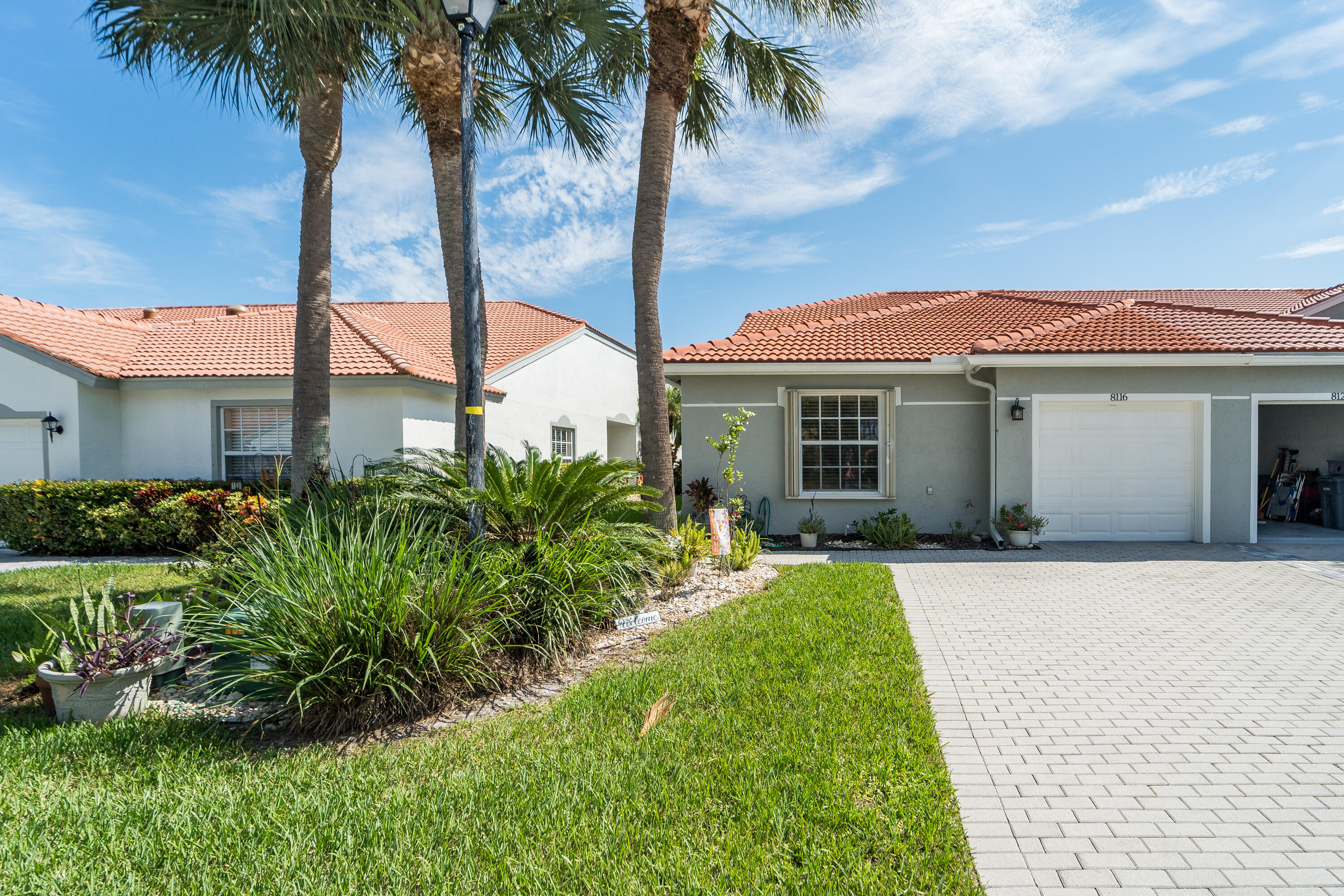End Unit 3 bed/2 bath Villa. 2 car driveway