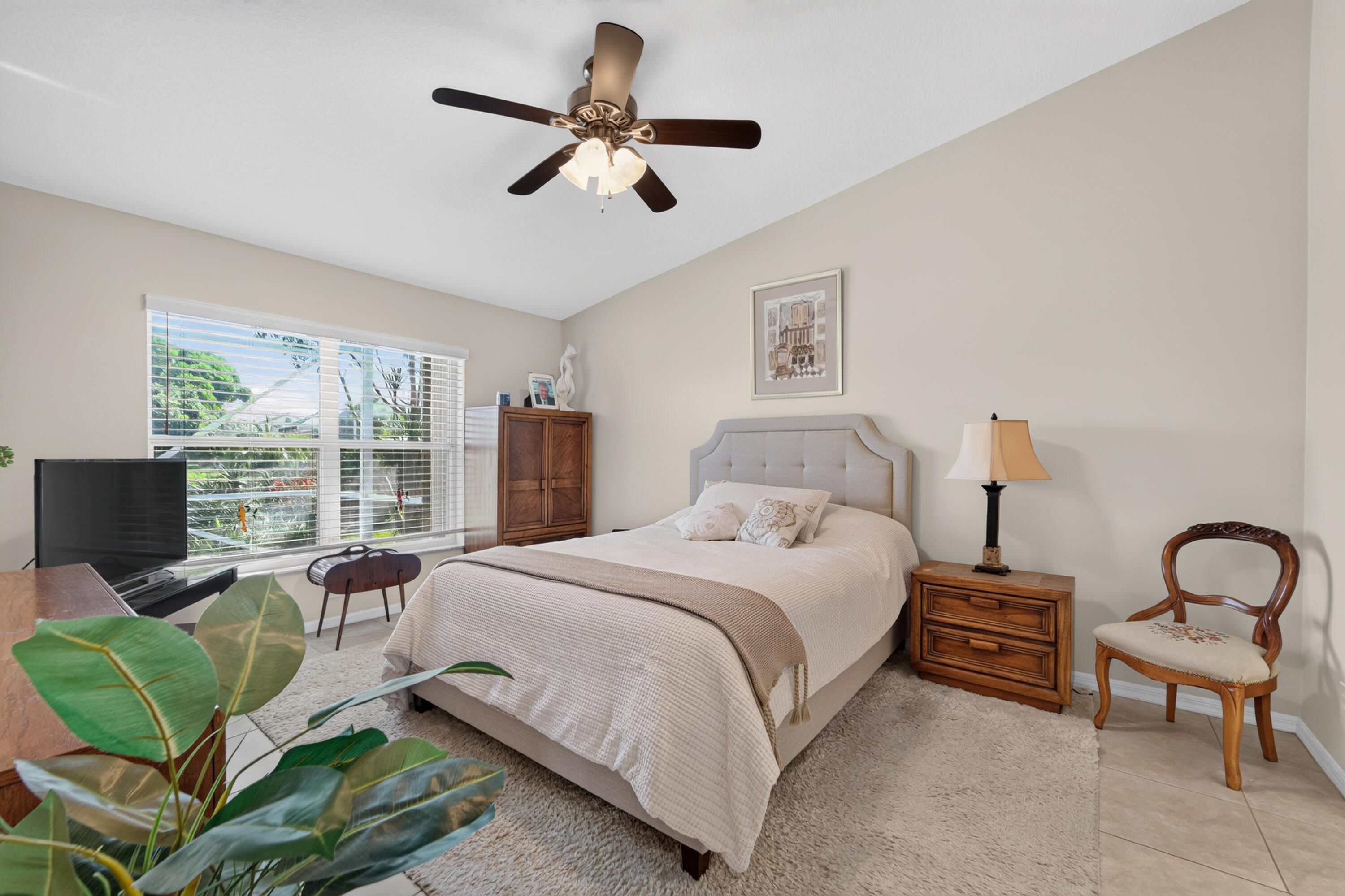 Primarily suit with large window, vaulted ceilings, fanand great view to the wildlife all year.