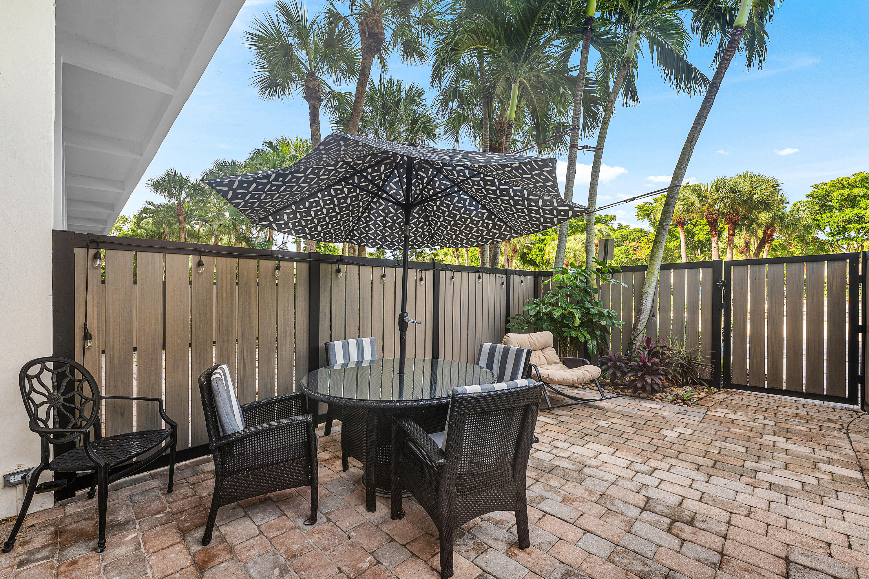 022-1830EmbassyDrive-112-WestPalmBeach-F