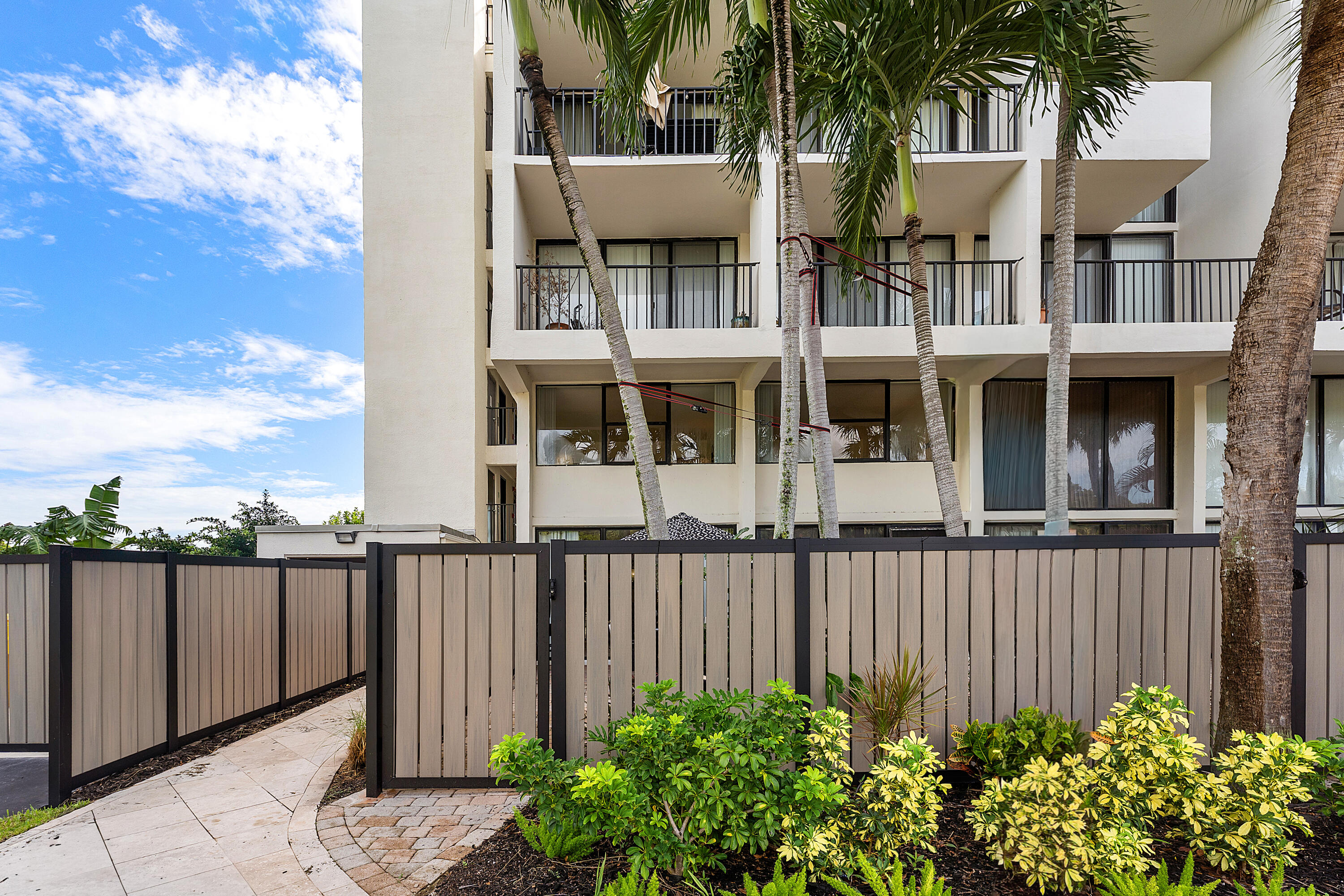 026-1830EmbassyDrive-112-WestPalmBeach-F