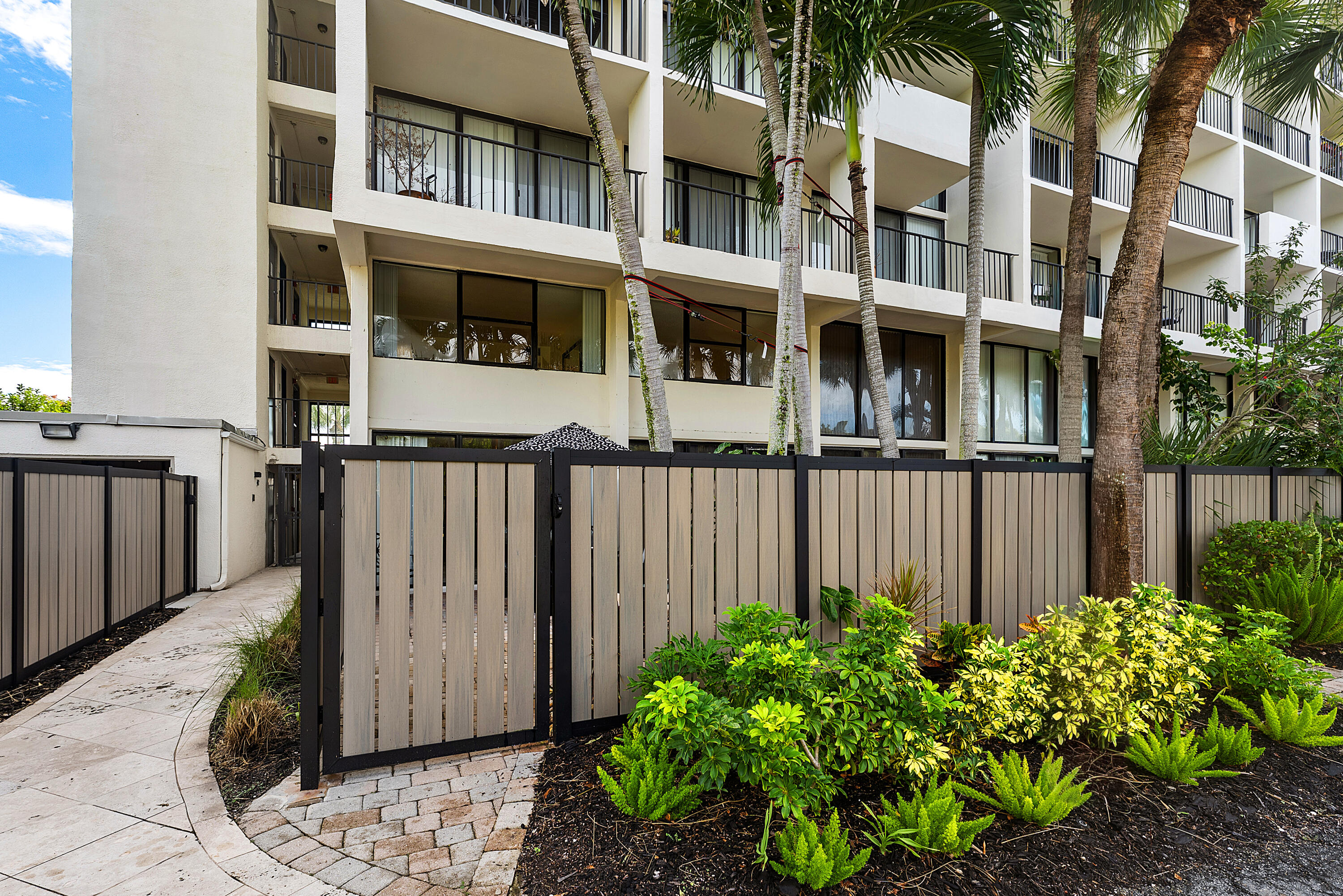 025-1830EmbassyDrive-112-WestPalmBeach-F