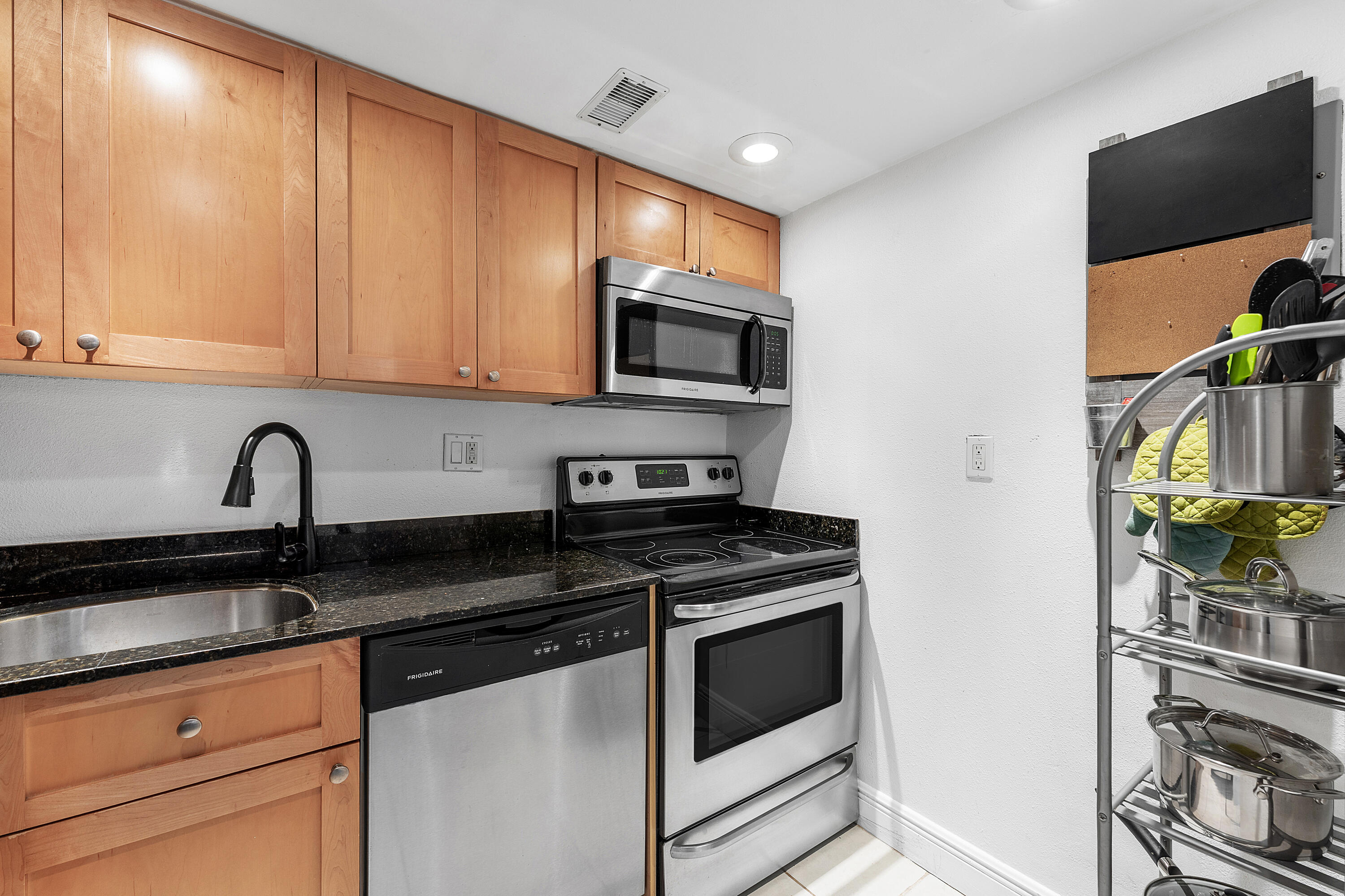 010-1830EmbassyDrive-112-WestPalmBeach-F