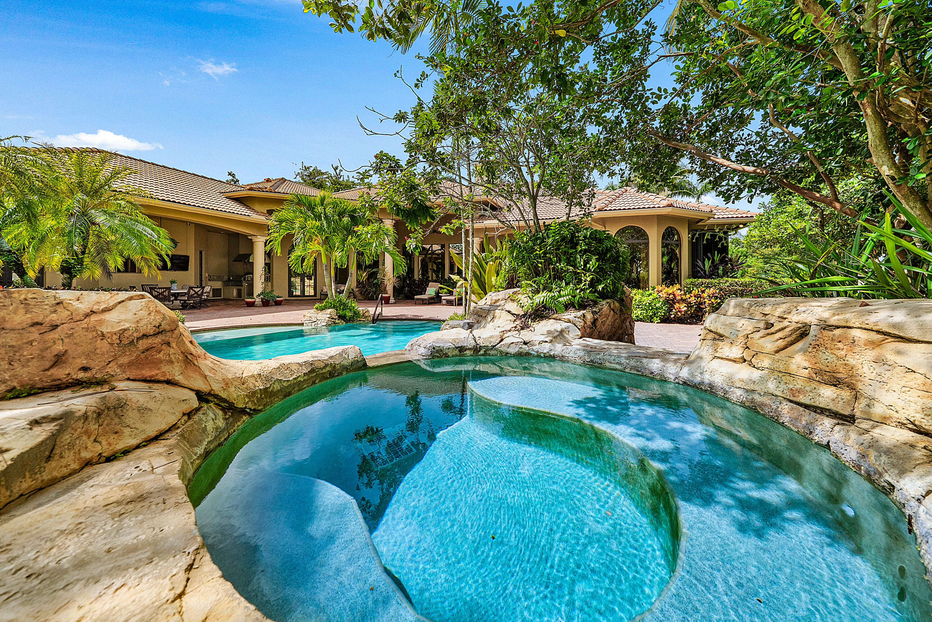 Hot Tub w/ 2 Waterfalls