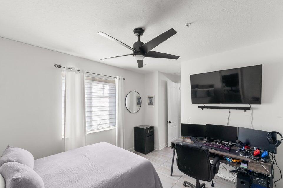 Main Floor Bedroom Pic 1