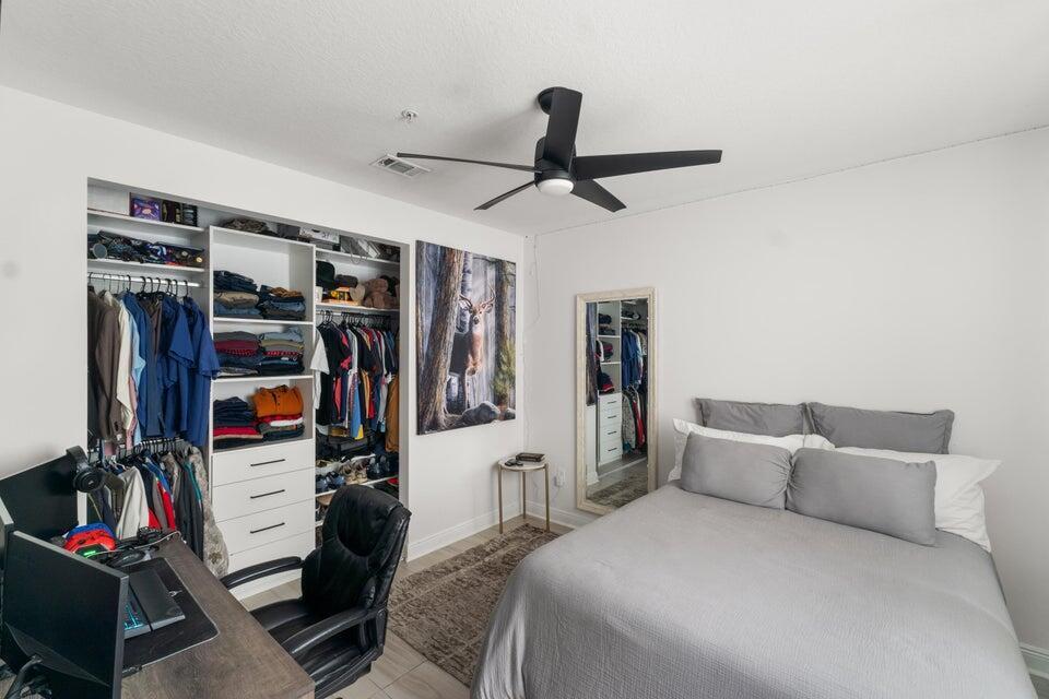 Main Floor Bedroom Pic 2
