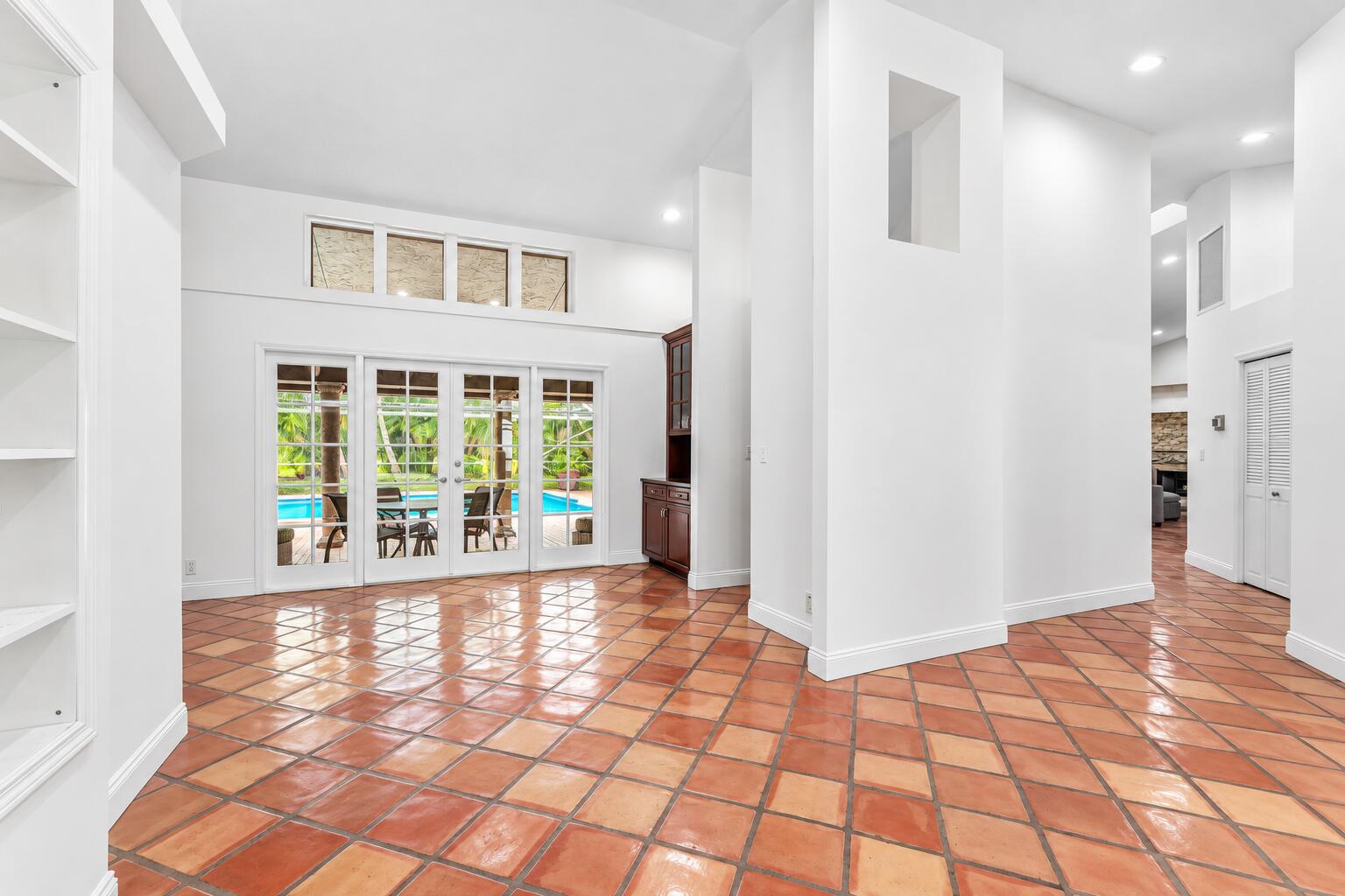 Dining Room/ French Doors to pool.