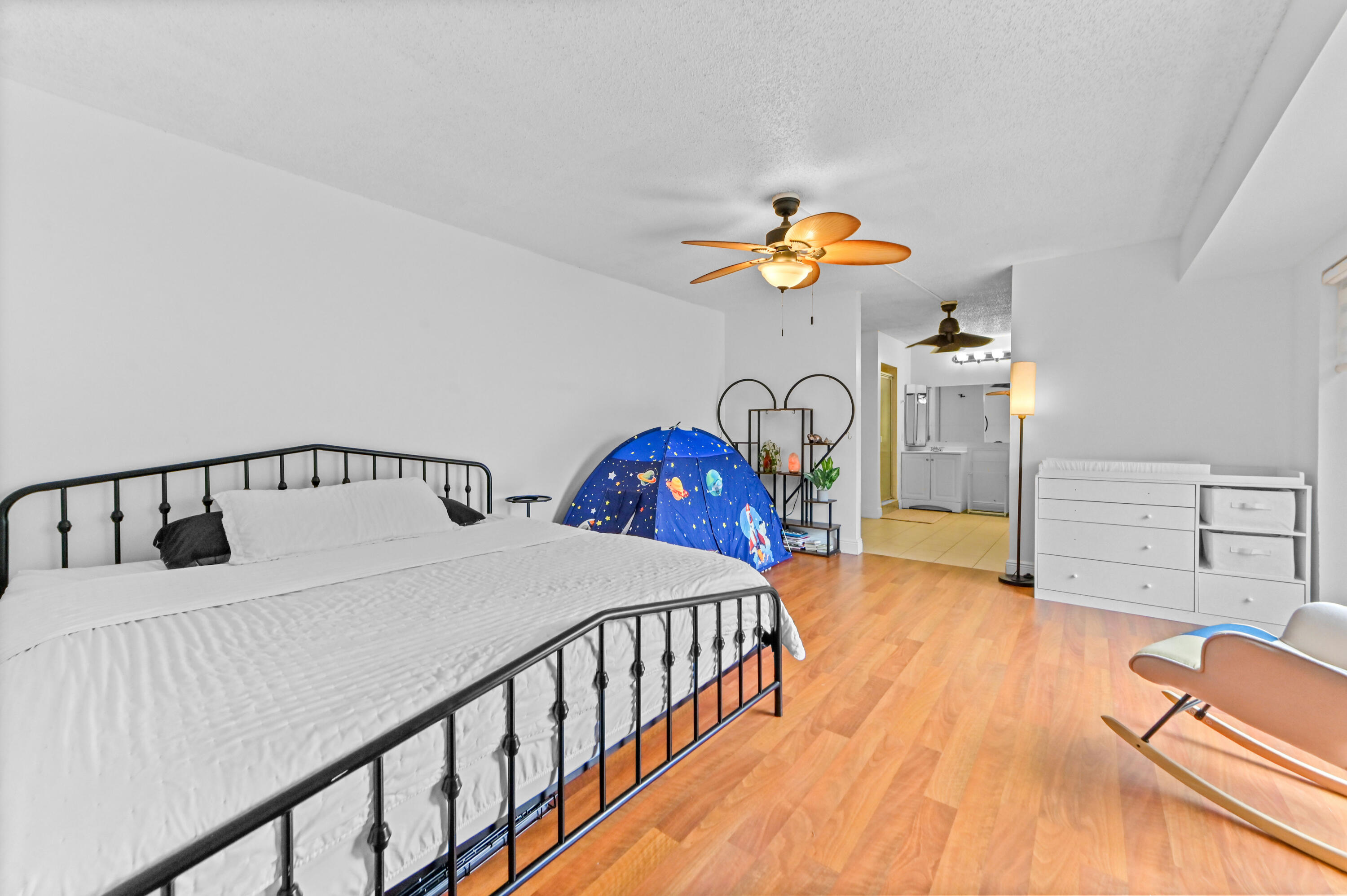 23 Bedroom 01