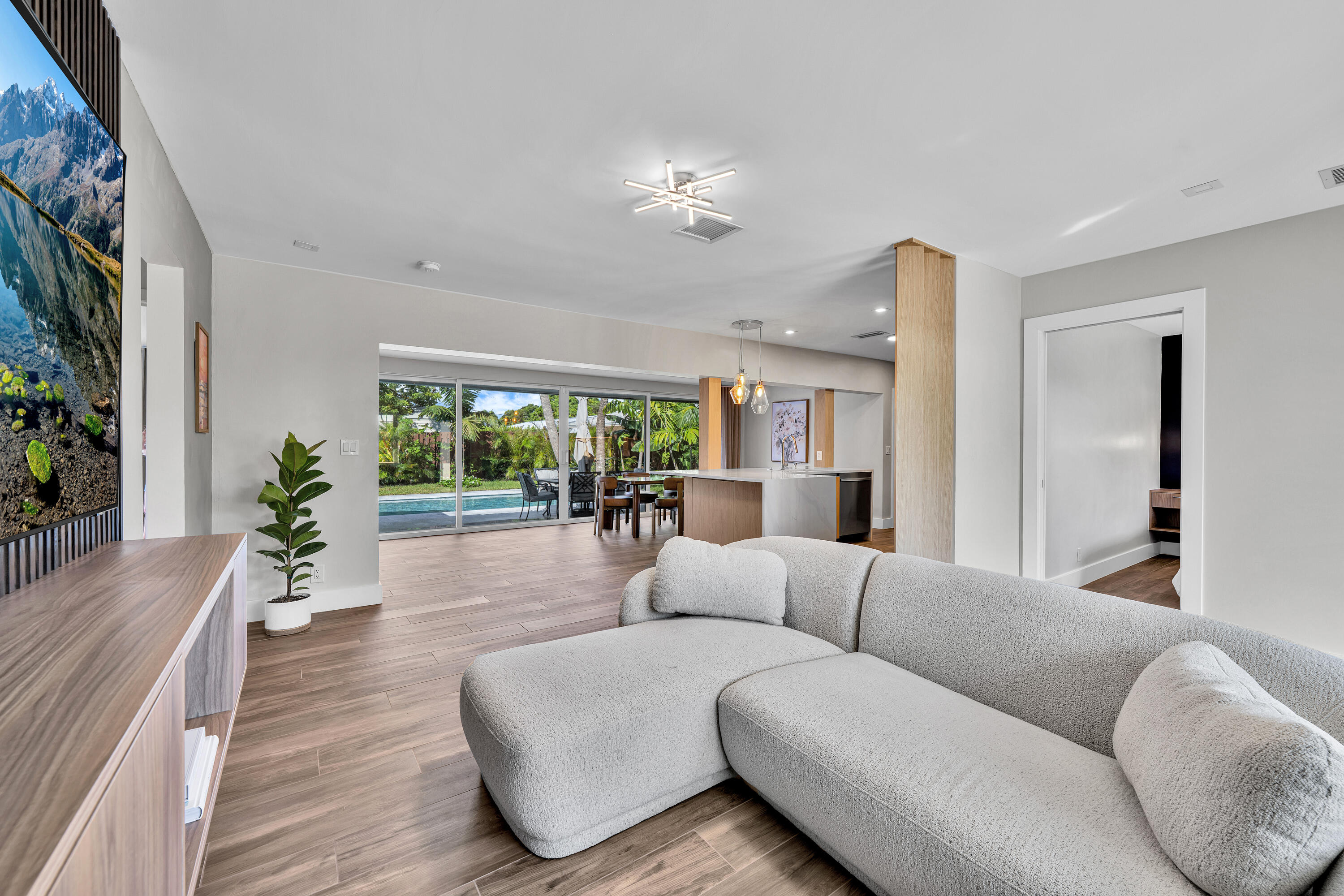 1011 SE 2nd Ave Pompano Beach 00024