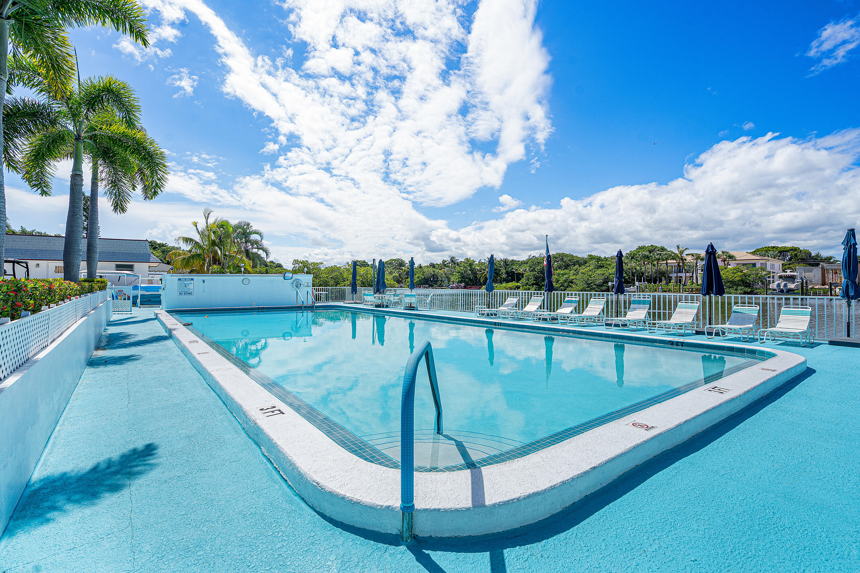 pool directly on the intracoastal