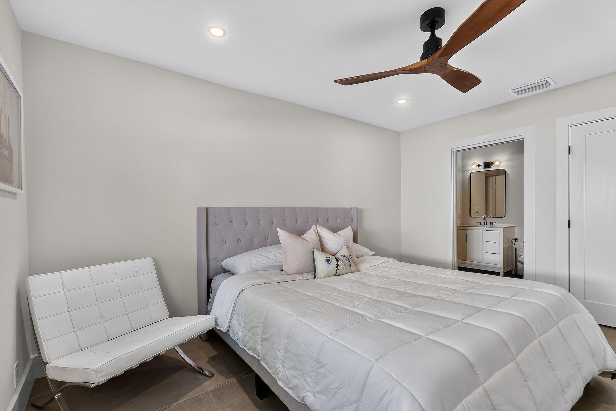 Guest Bedroom 2 - King bed