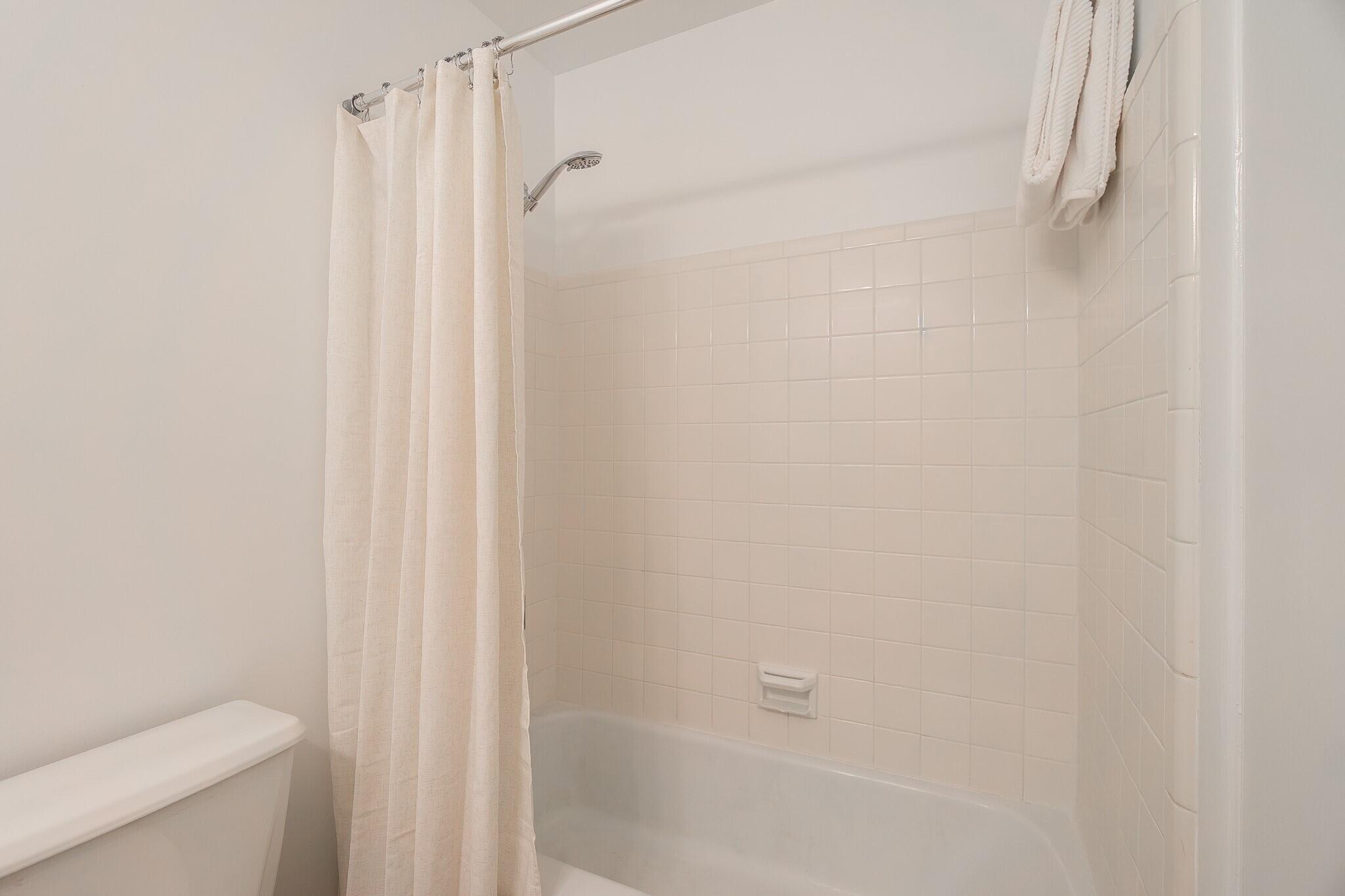Hall Bathroom with combo Tub/shower