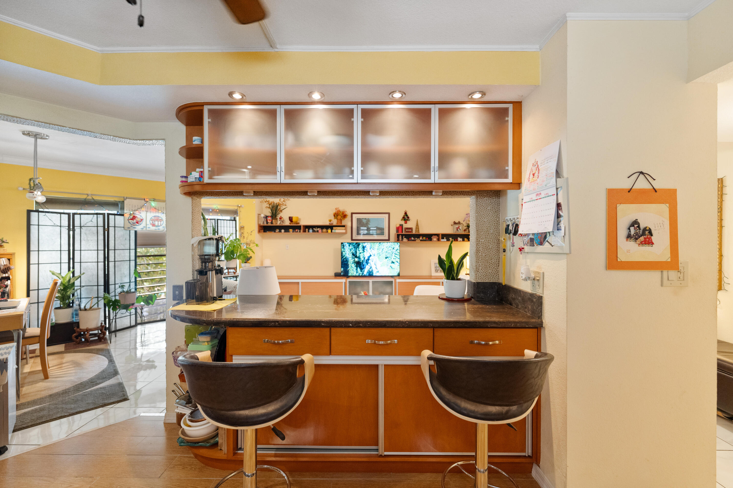 Eat-in Kitchen/ Snack Bar/Counter