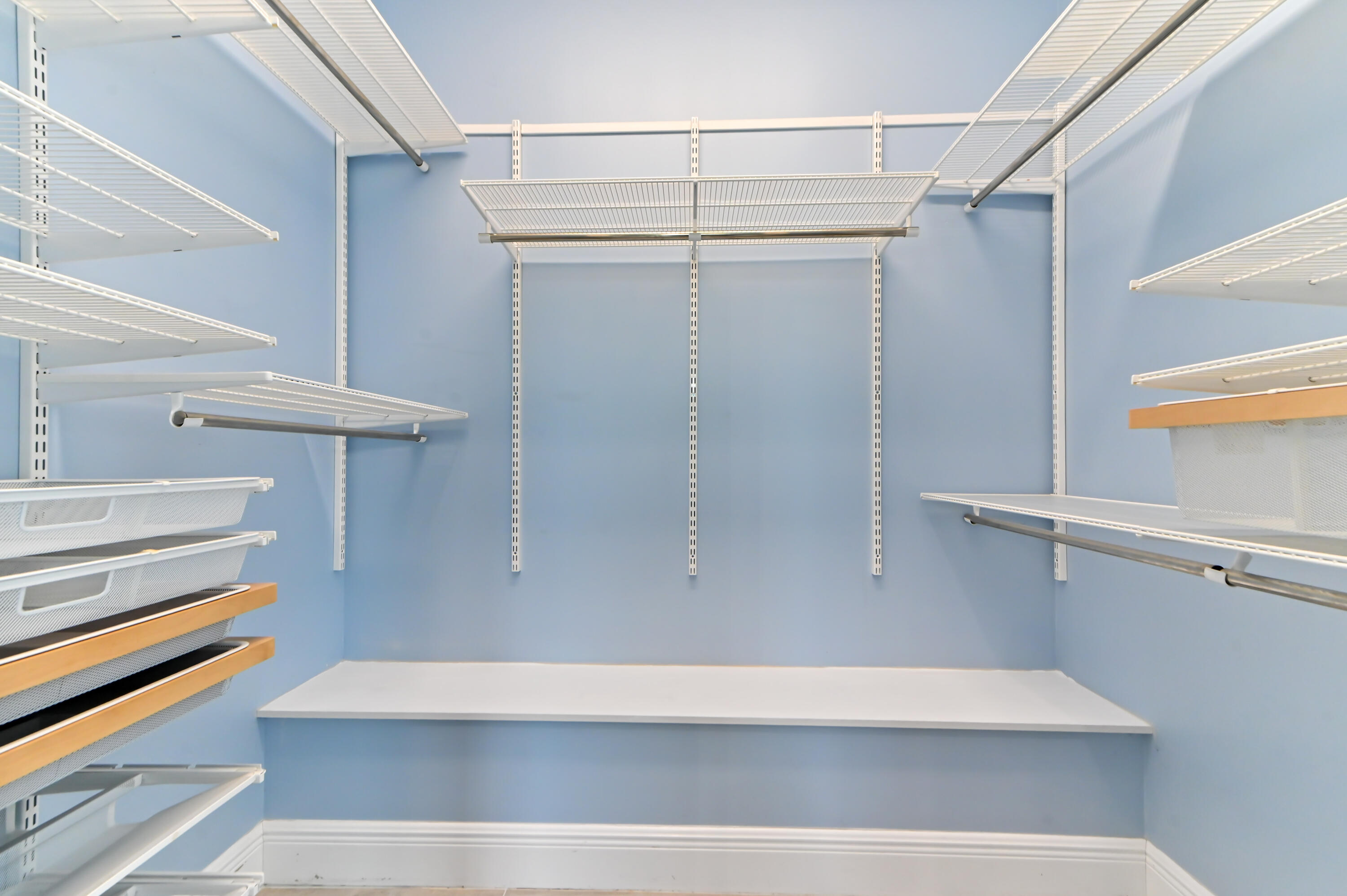 29 closet 01