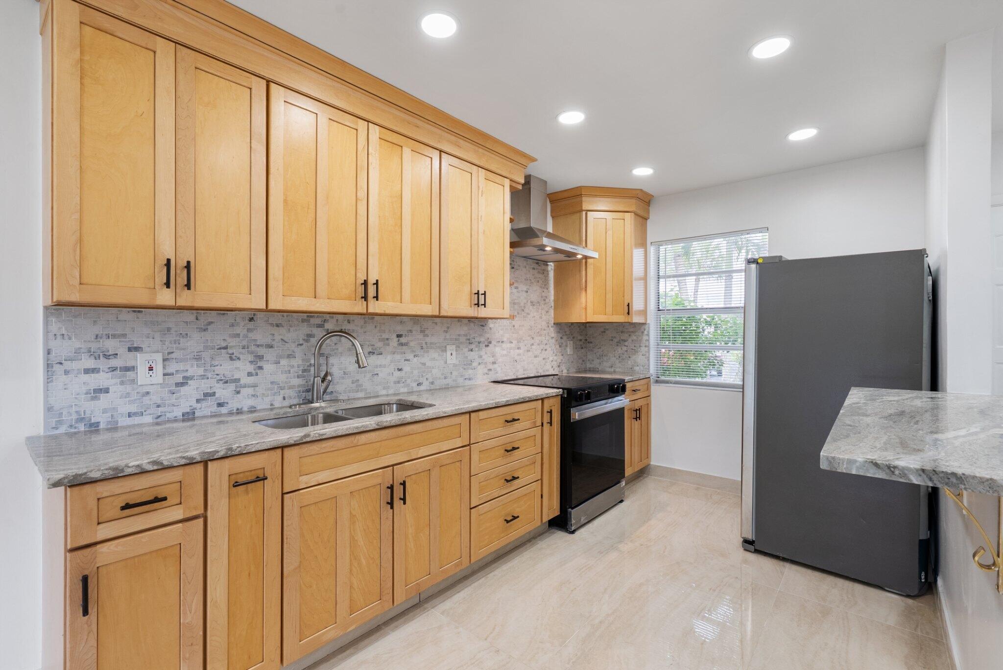 Update Kitchen-Granite Countertops & Kraft Maid Cabinetry