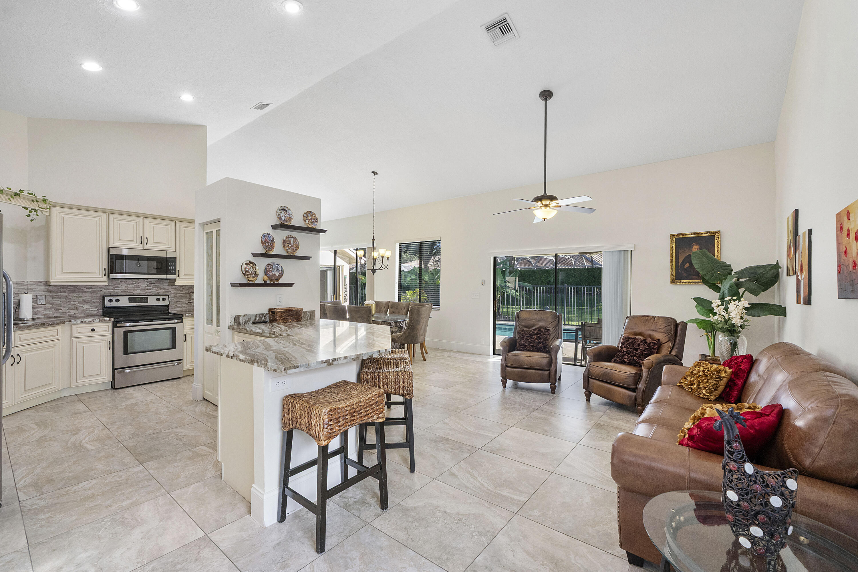 Living/Kitchen Bar