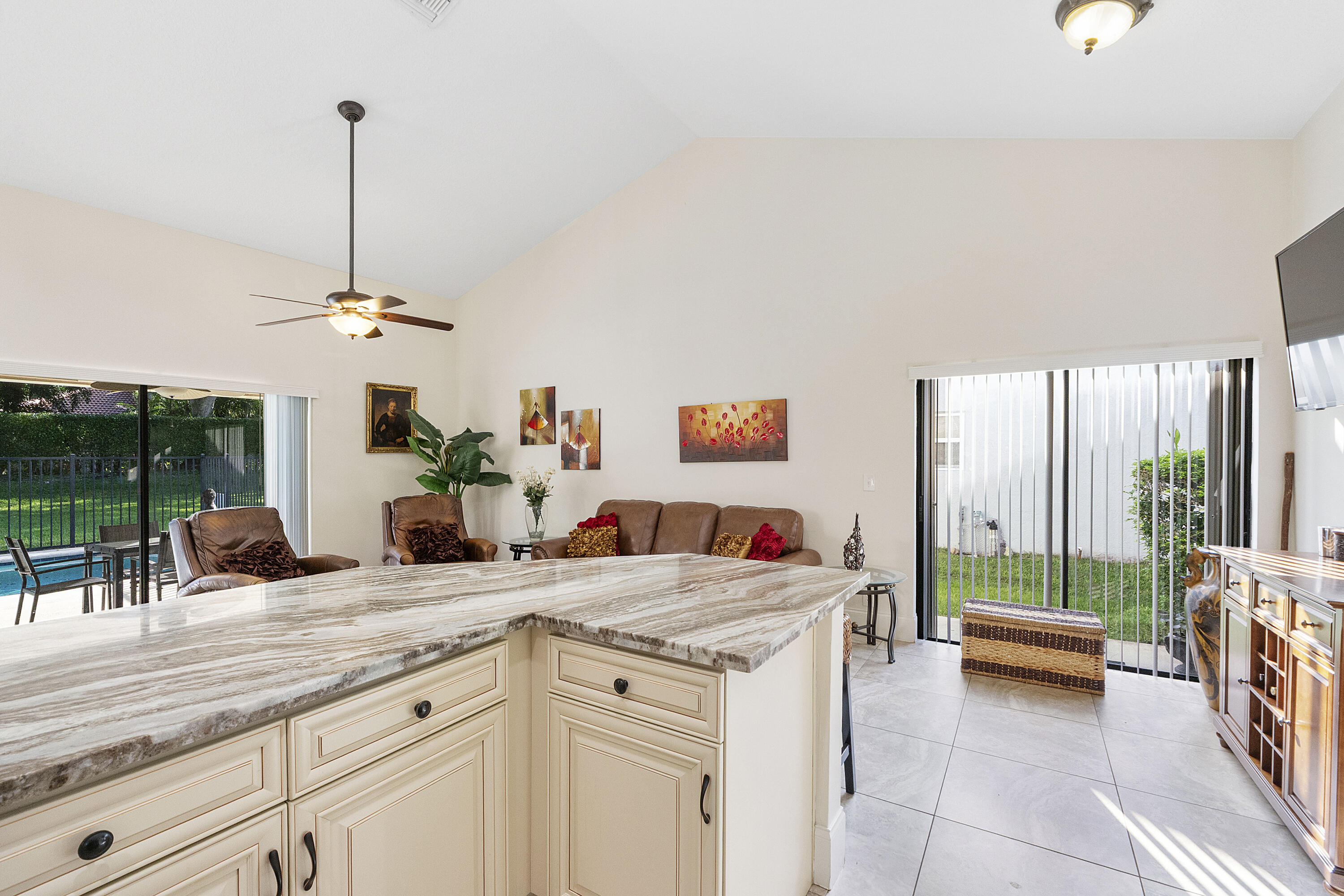 Living/Kitchen Bar