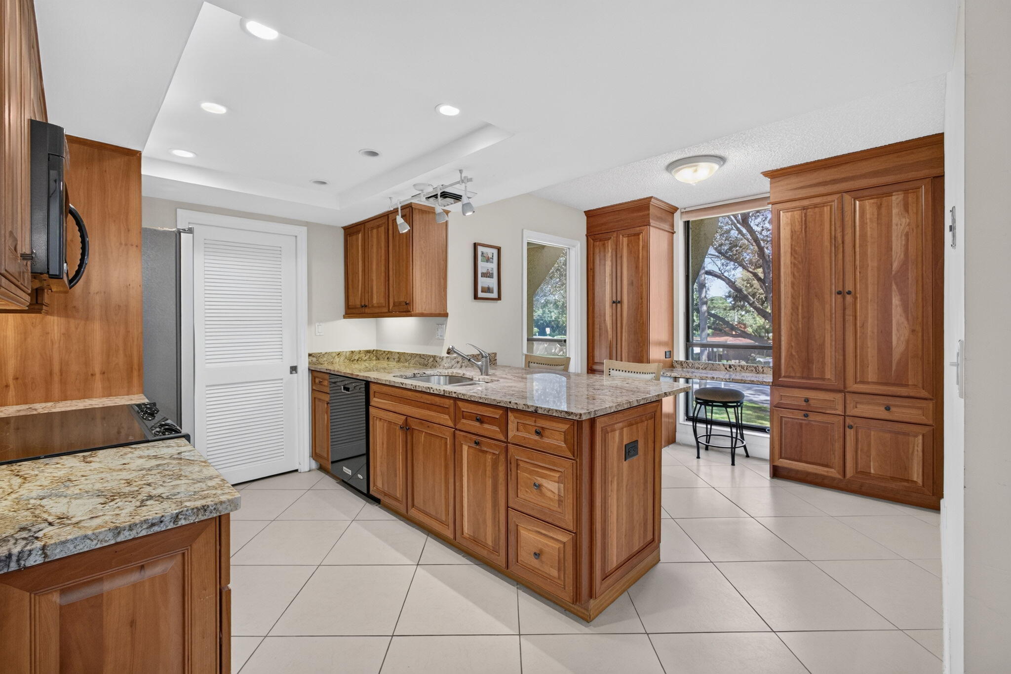 24-web-or-mls-WL - Kitchen