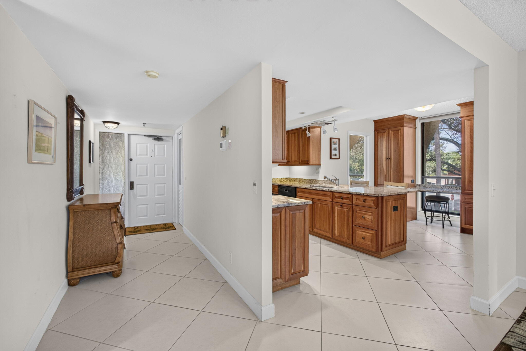 14-web-or-mls-WL - Entry, Kitchen