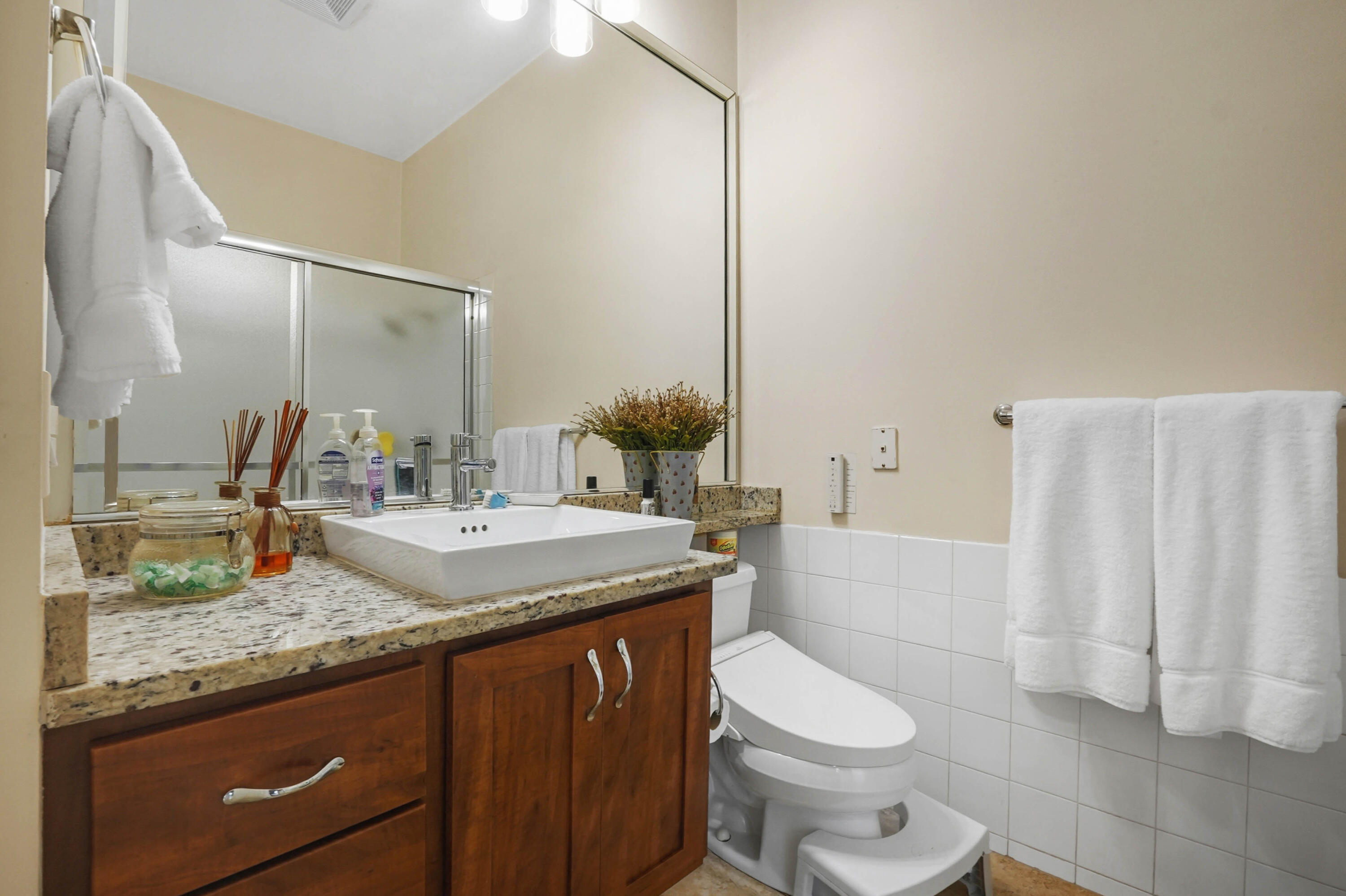 24 Bathroom 03