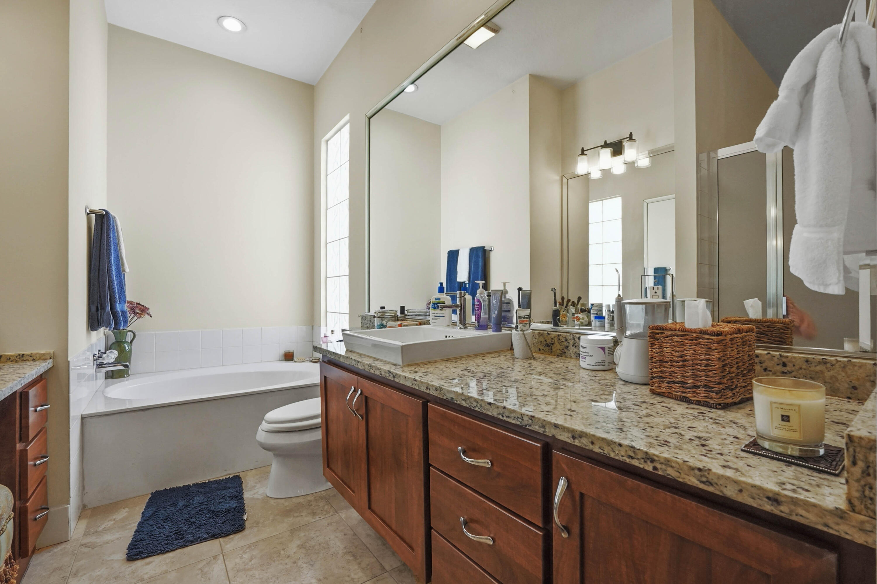 23 Bathroom 02