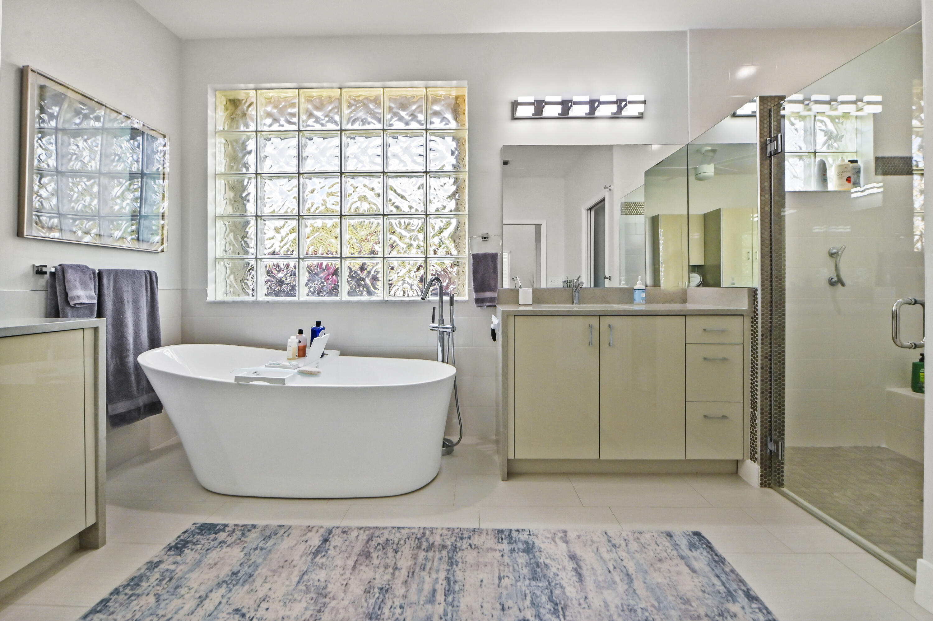 40 Bathroom 01