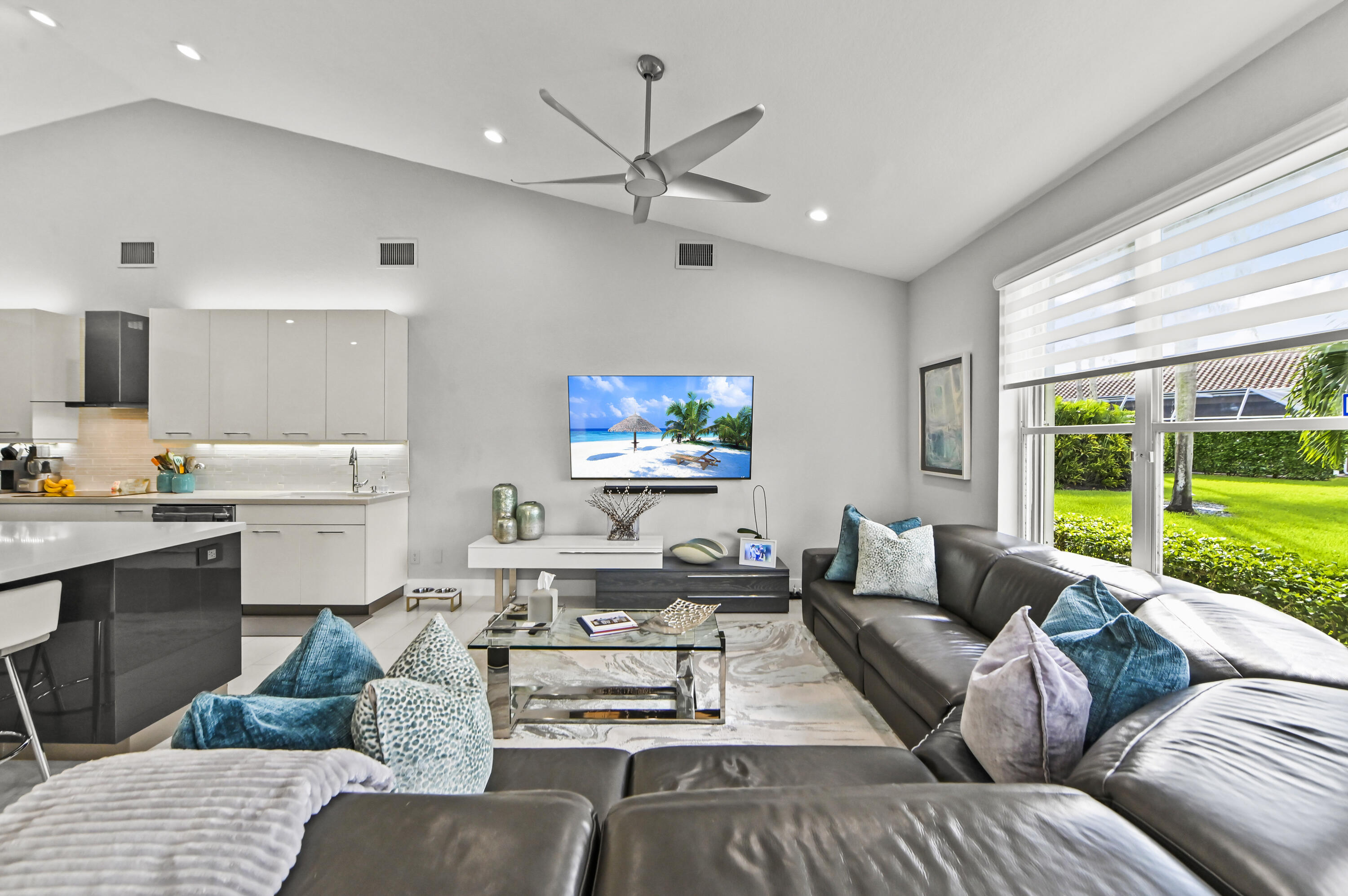 21 Family room 02