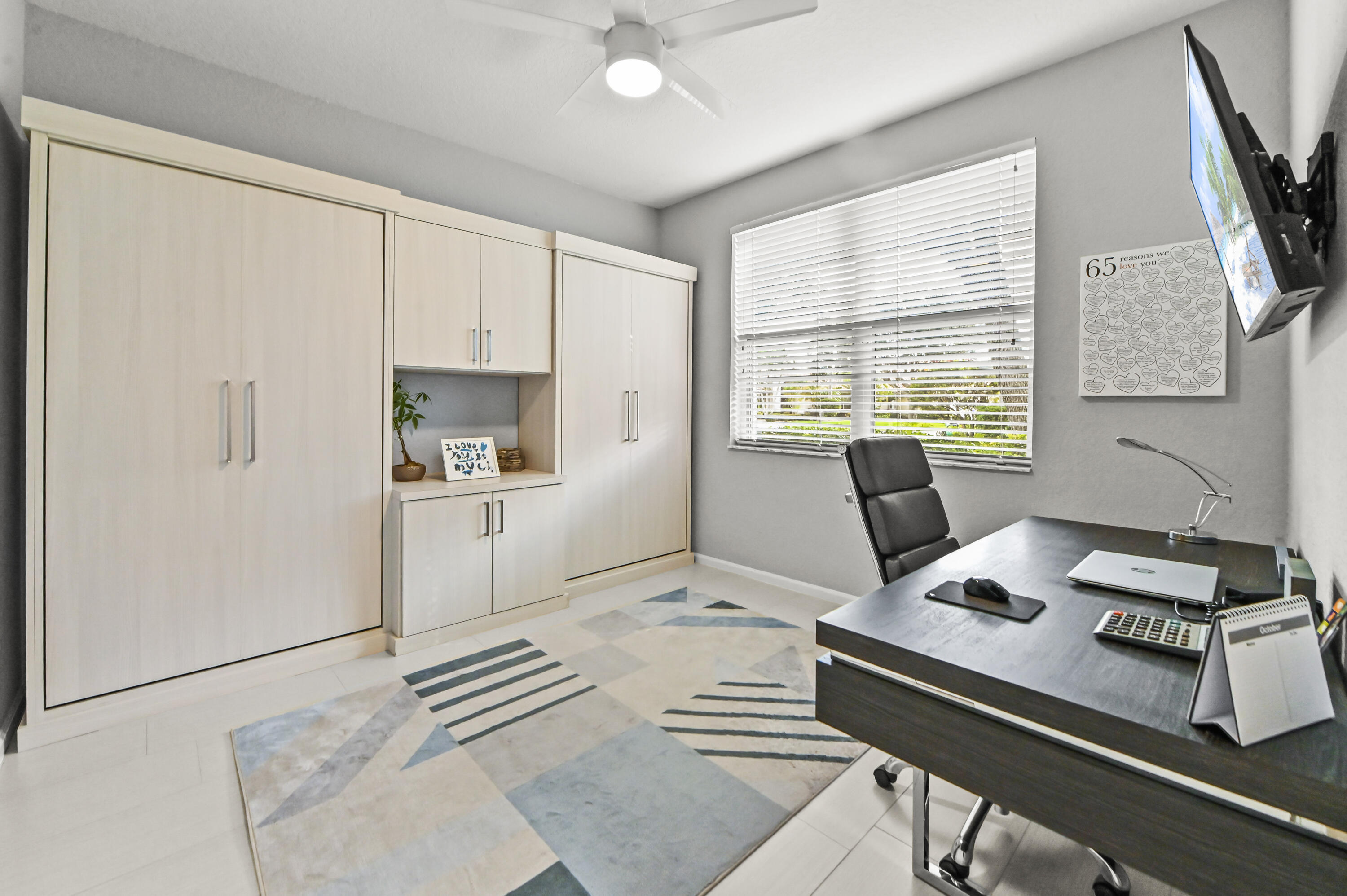 24 Office 01