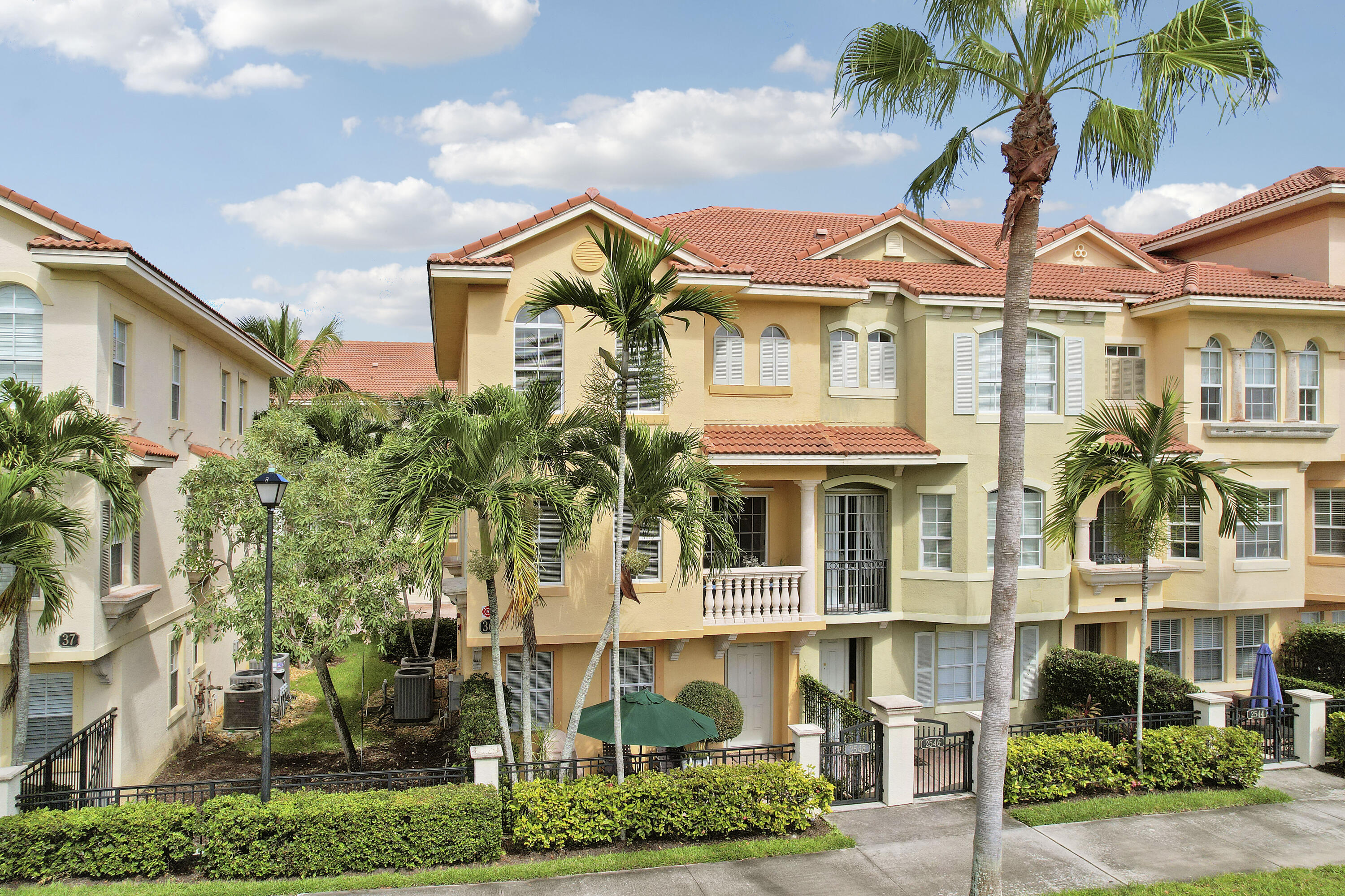 2548 Gardens Parkway - END UNIT