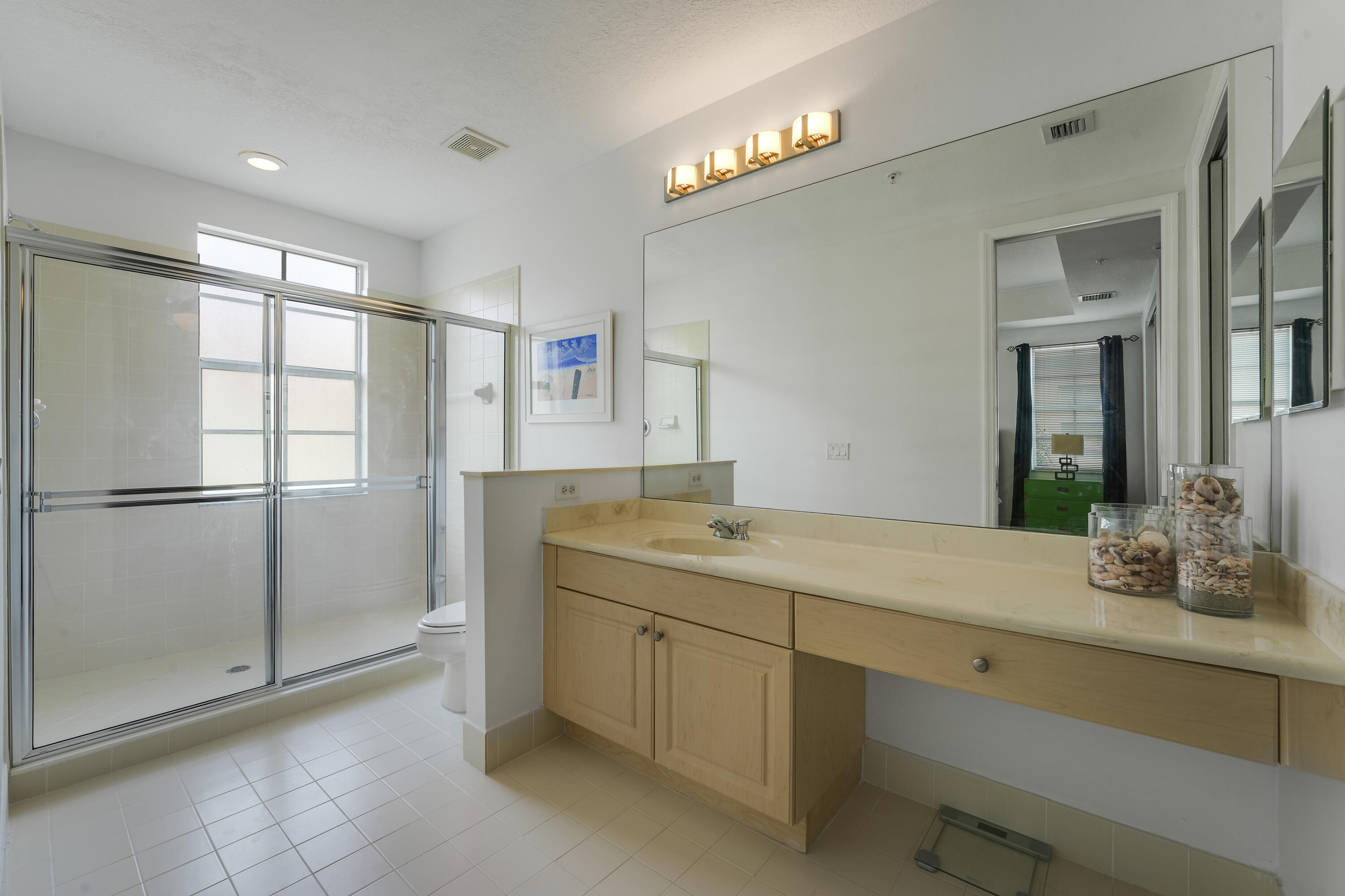 Guest Bathroom / Jr Suite