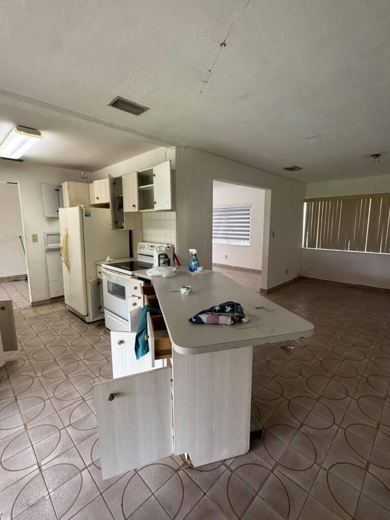 Kitchen w island