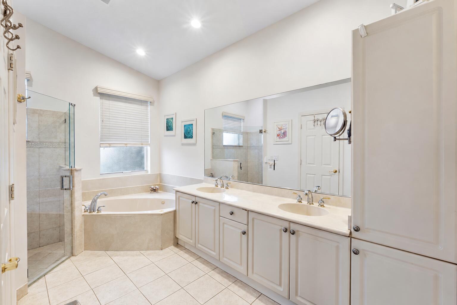 *master bath526173BF-BC07-4CEC-BF60-146B