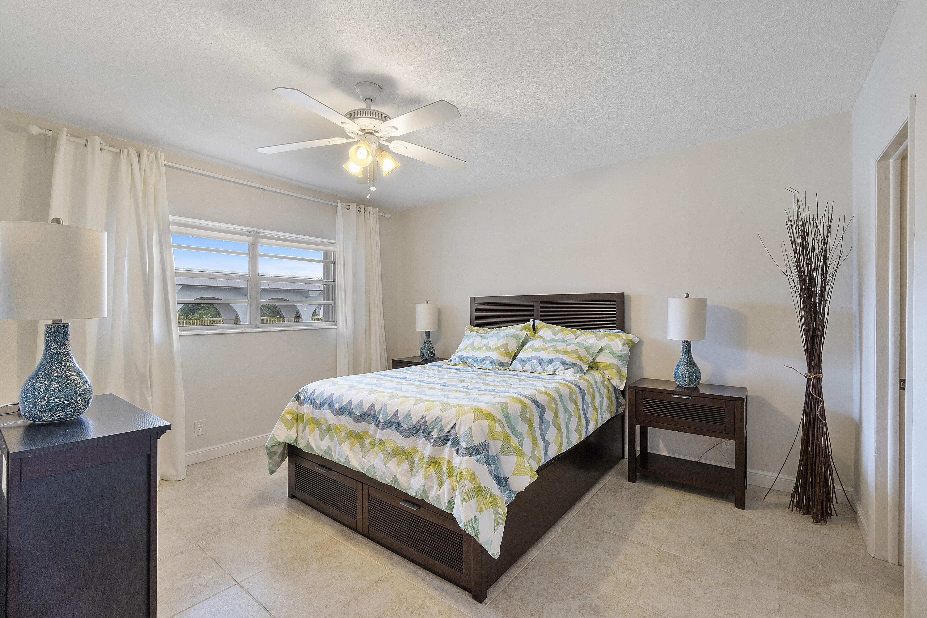 5401 NW 2nd Ave U322_028