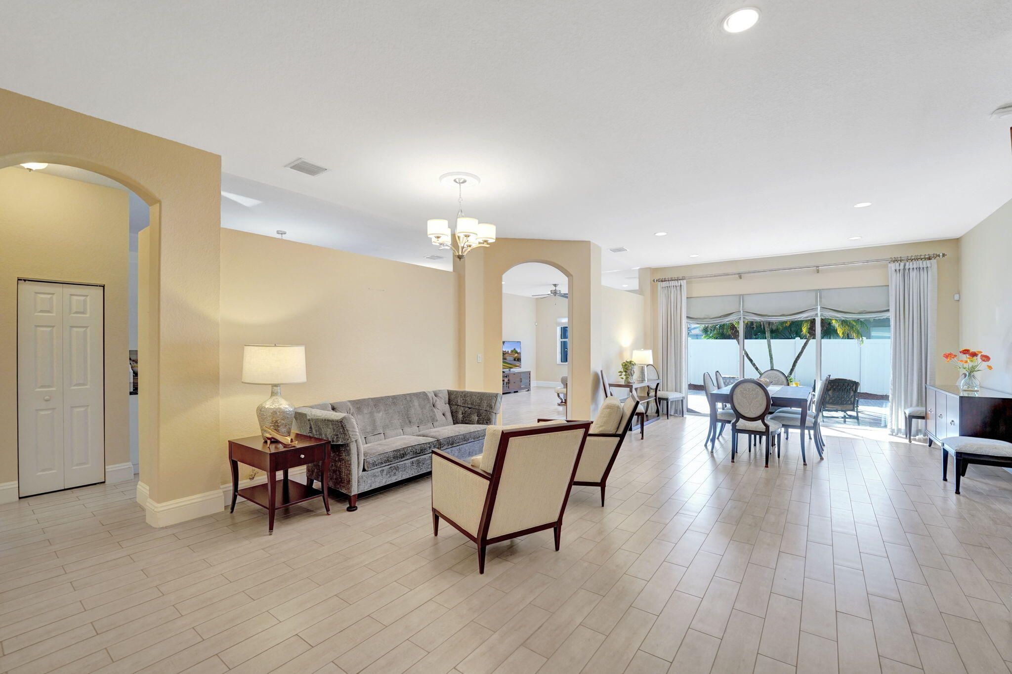 Expansive Social Area
