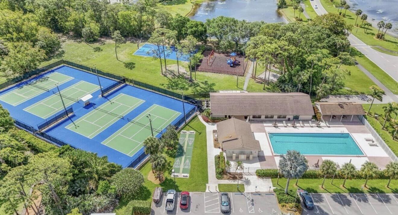Lakes of Sherbrooke community Tennis Courts, Pickleball Courts, Playground and Pool