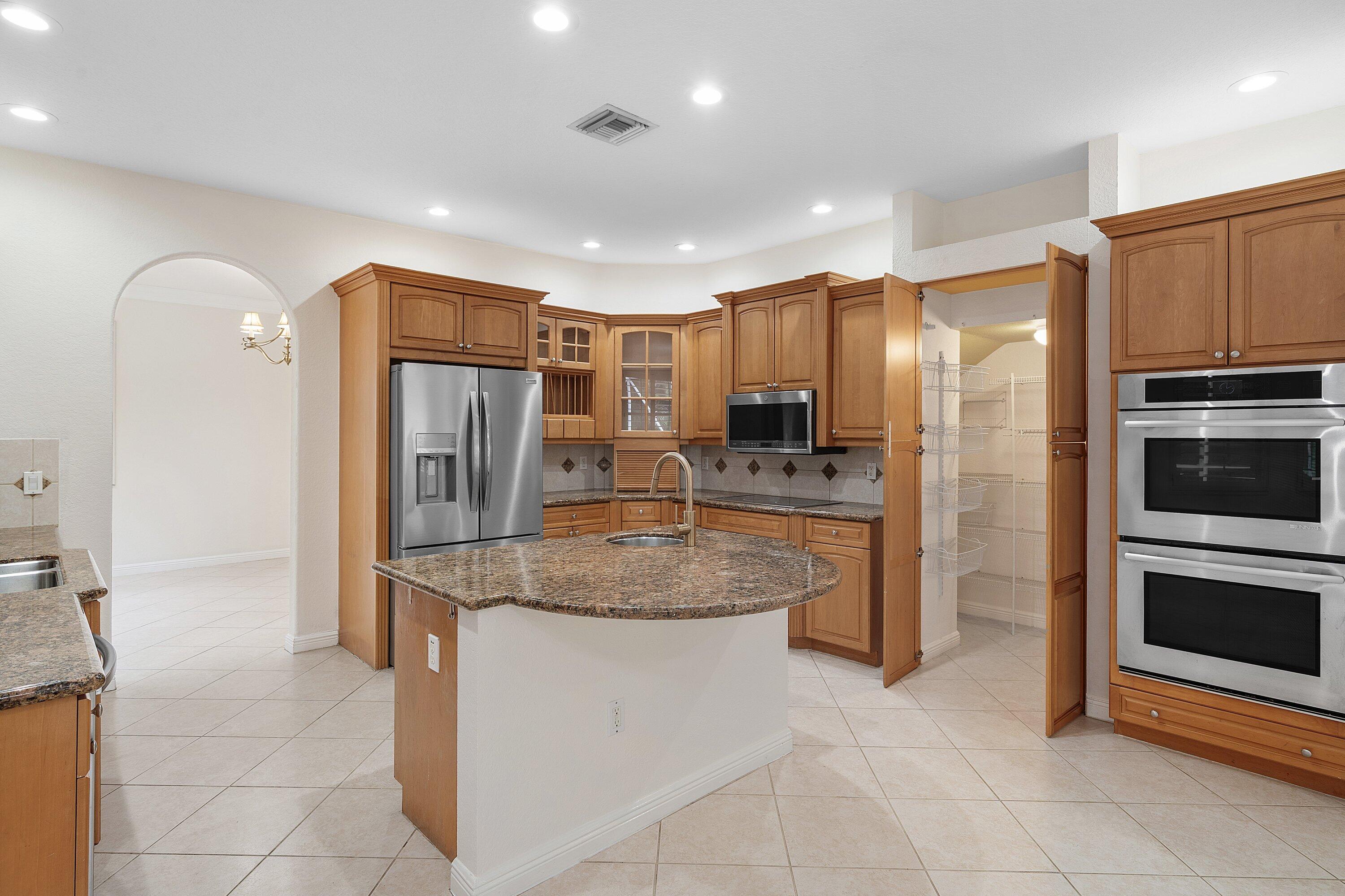 6395 Stonehurst (17)