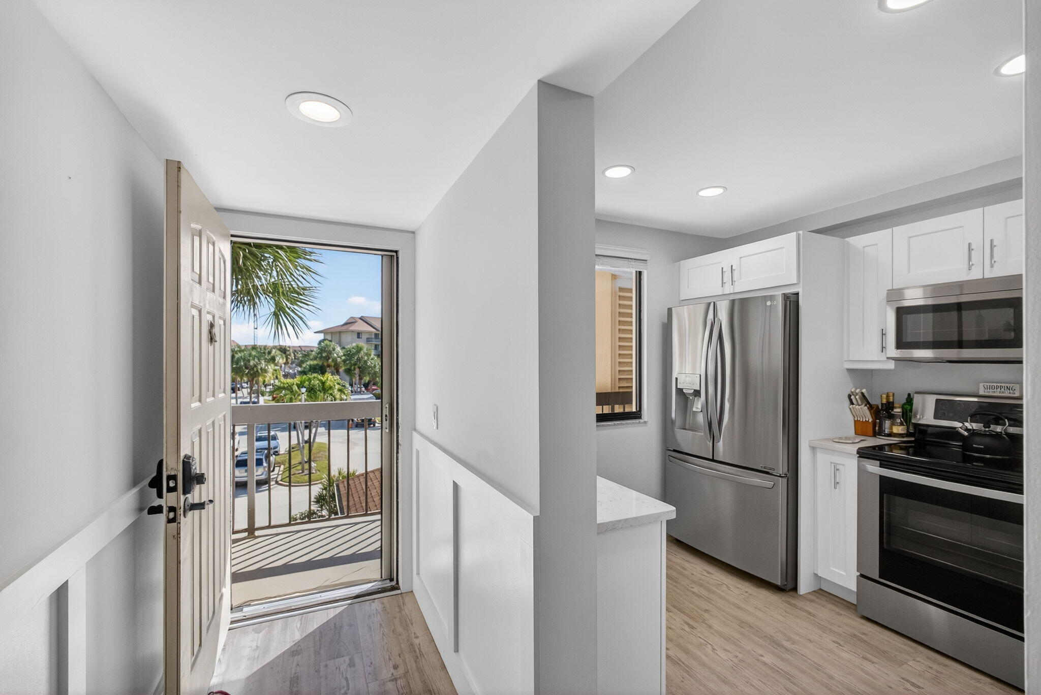 ENTRYWAY/KITCHEN