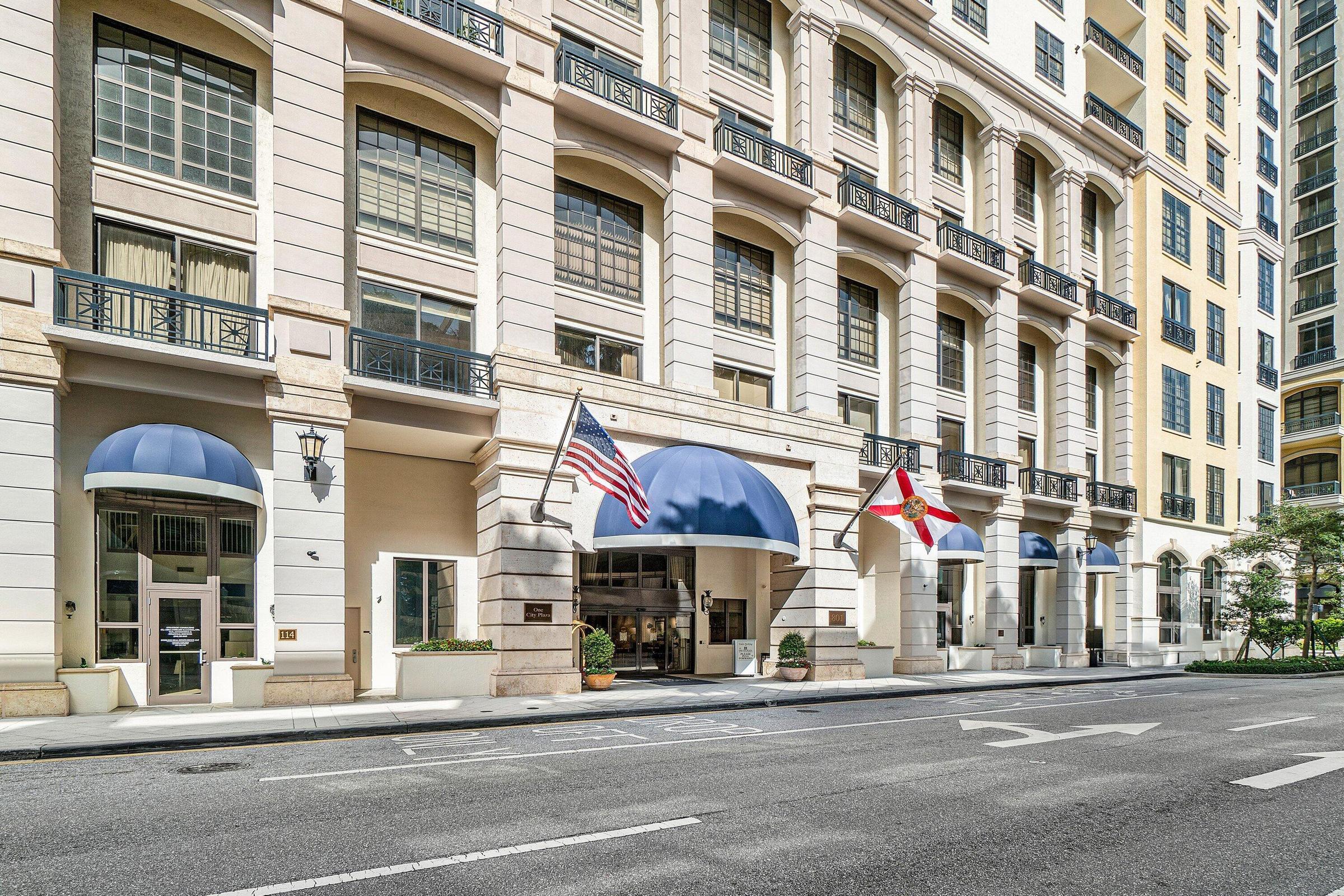 Lobby Entrance w/Complimentary Valet Parking