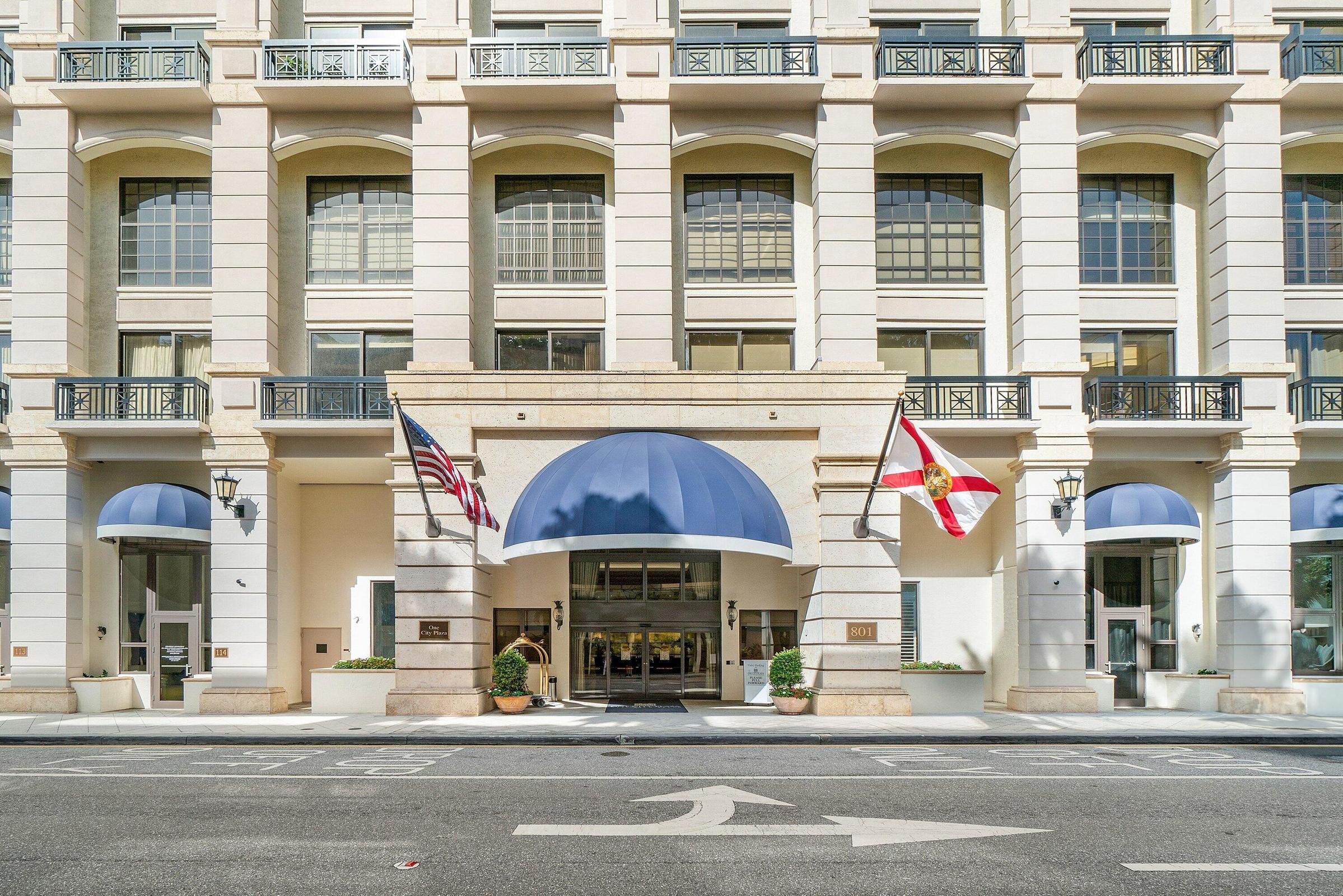 Lobby Entrance w/Complimentary Valet Parking.