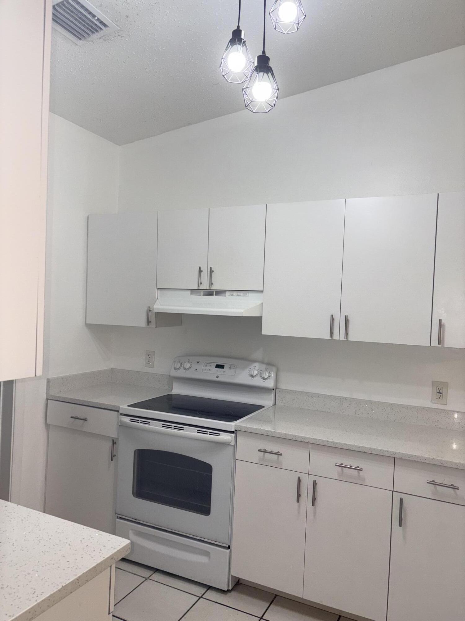 GOOD AMOUNT OF CABINETS AND COUNTERTOPS