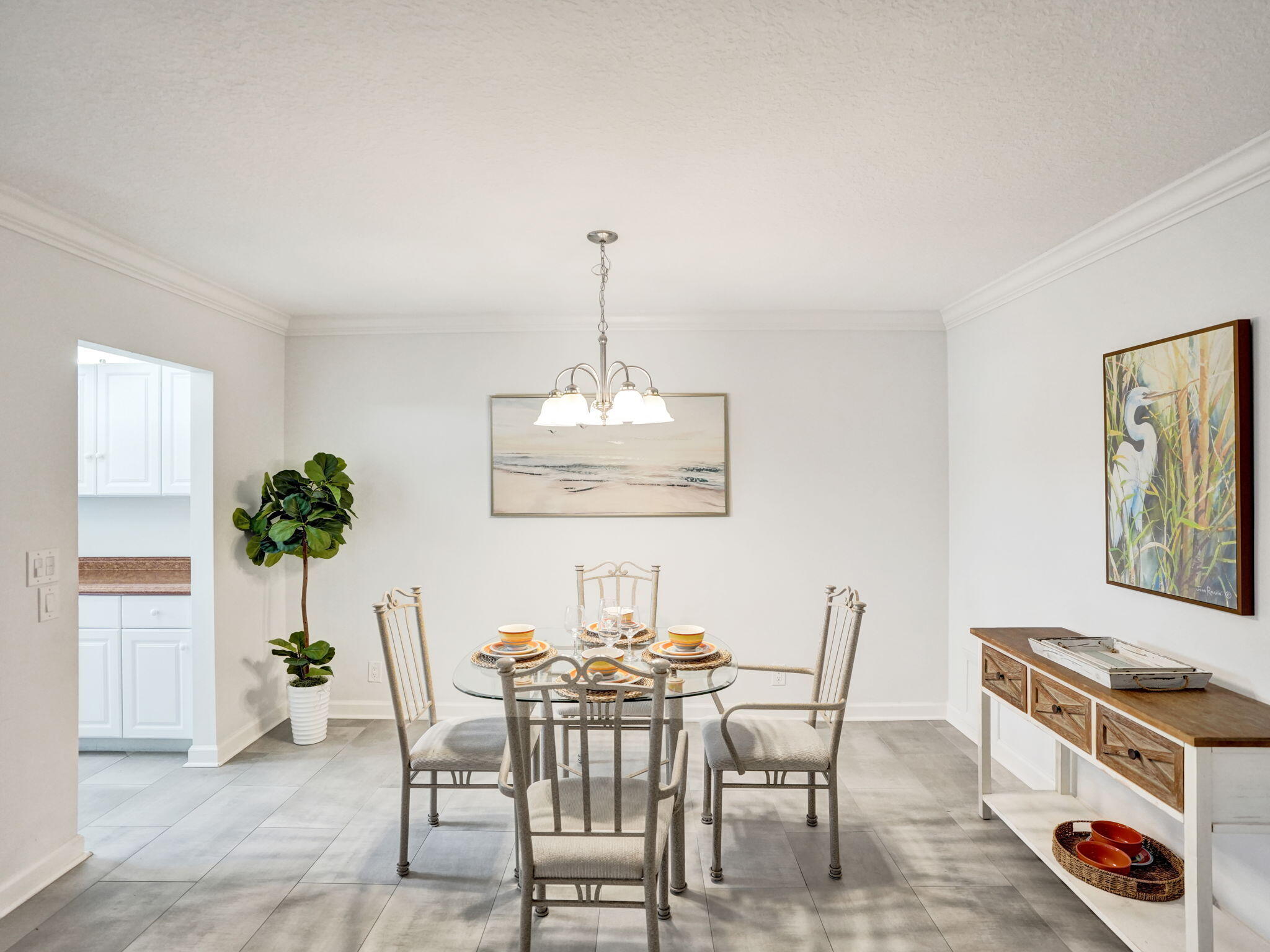 DINING OFF KITCHEN DINING OFF KITCHEN