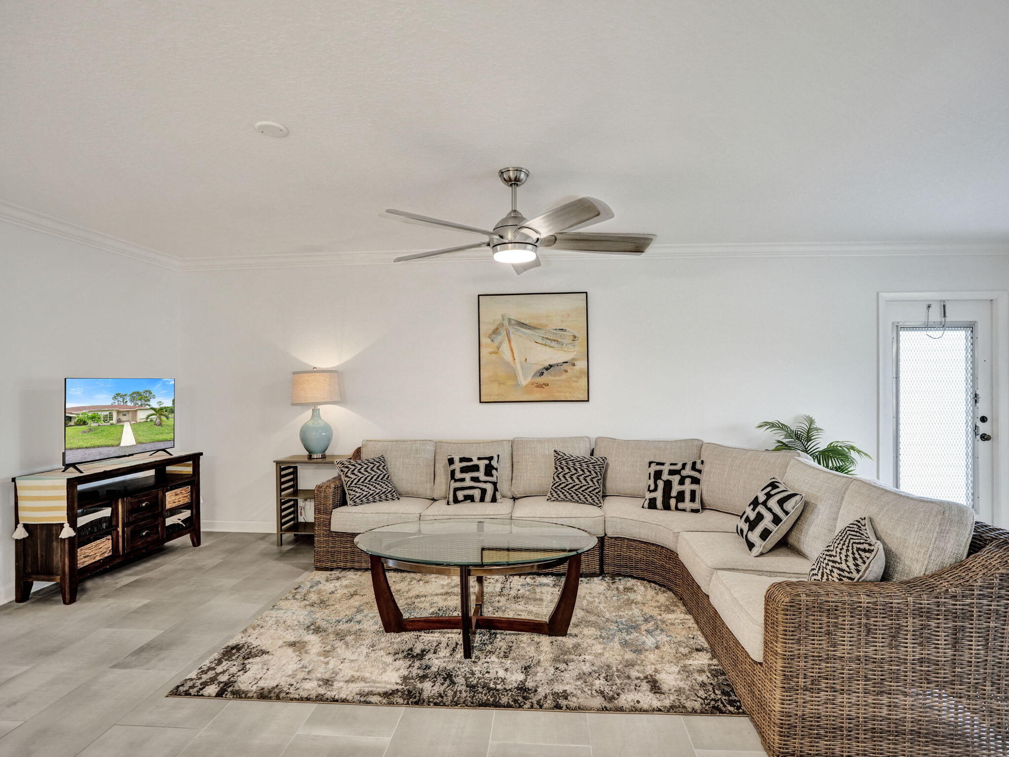 HUGE LIVING ROOM HUGE LIVING ROOM