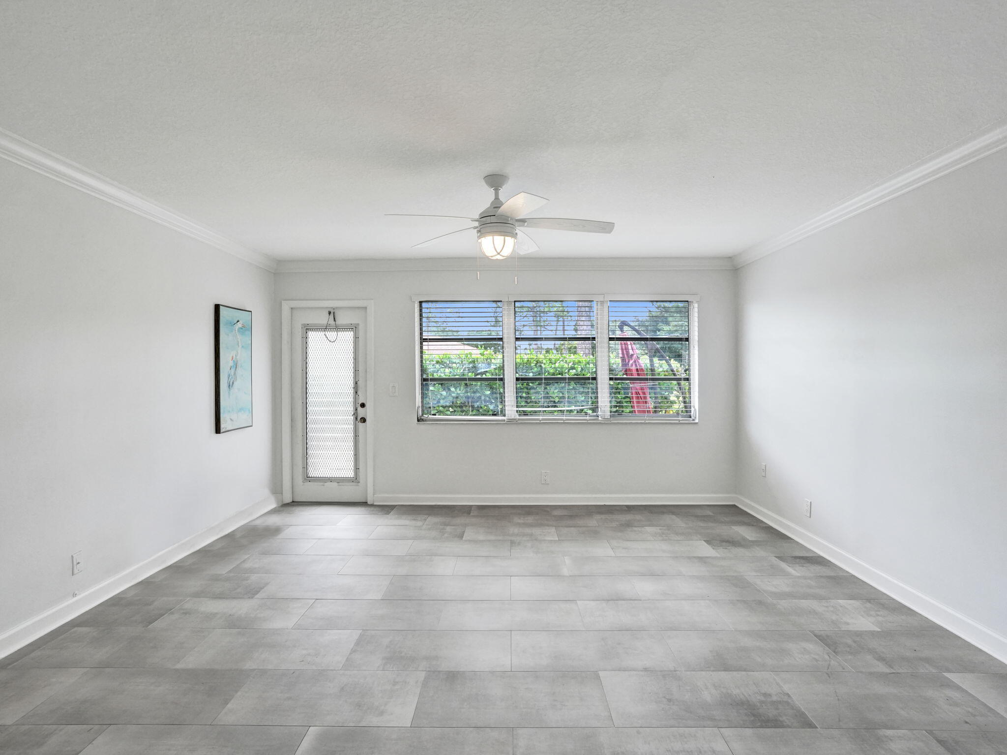 LARGE MAIN BEDROOM