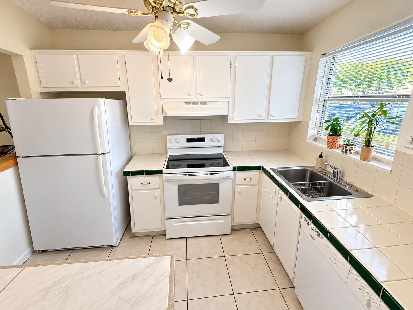 Modern U-Shaped Kitchen