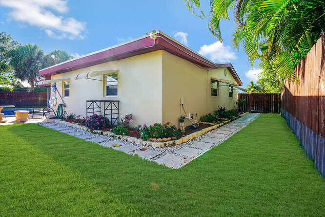416 Lighthouse Drive North-small-033-033