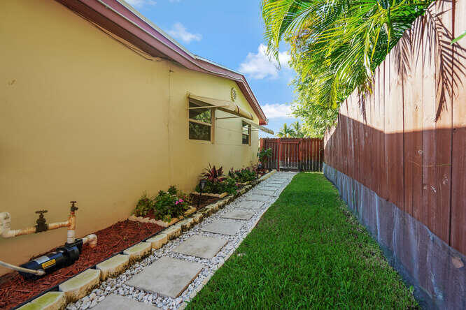 416 Lighthouse Drive North-small-034-024
