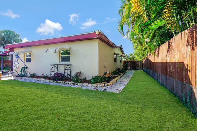 416 Lighthouse Drive North-small-032-028
